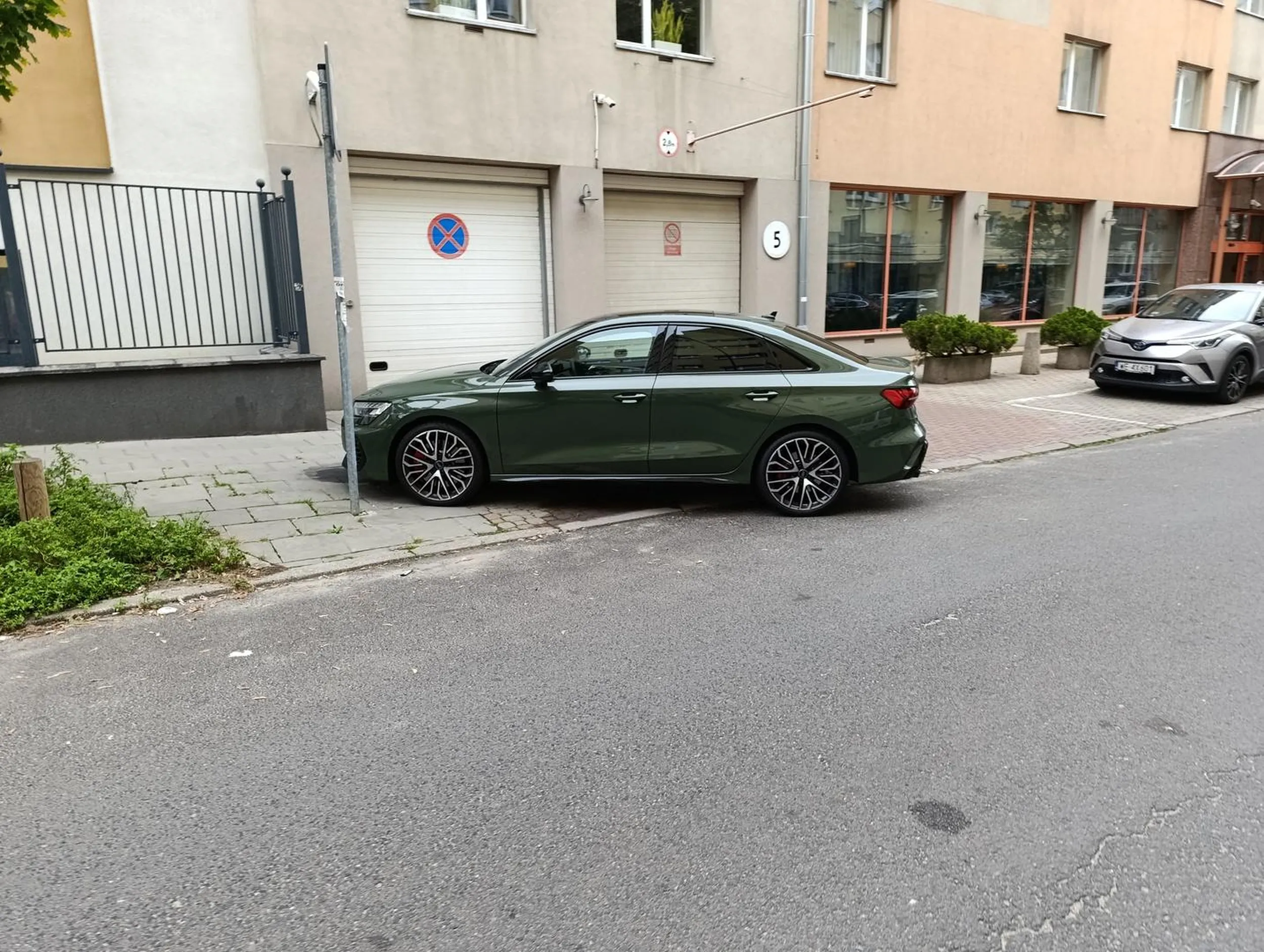 Pani notorycznie parkuje na wjeździe do hotelu , pogratulować fantazji.