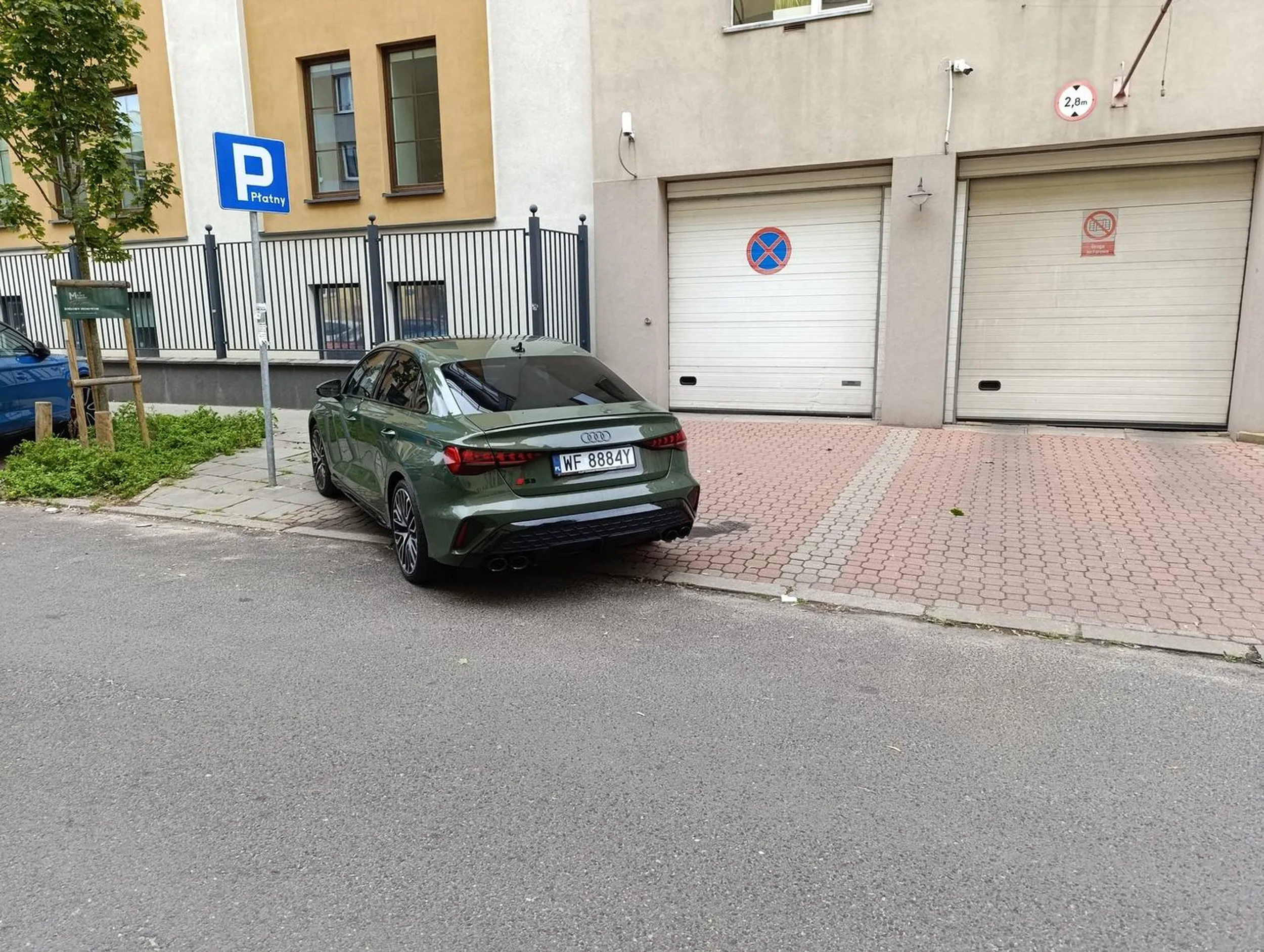 Pani notorycznie parkuje na wjeździe do hotelu , pogratulować fantazji.