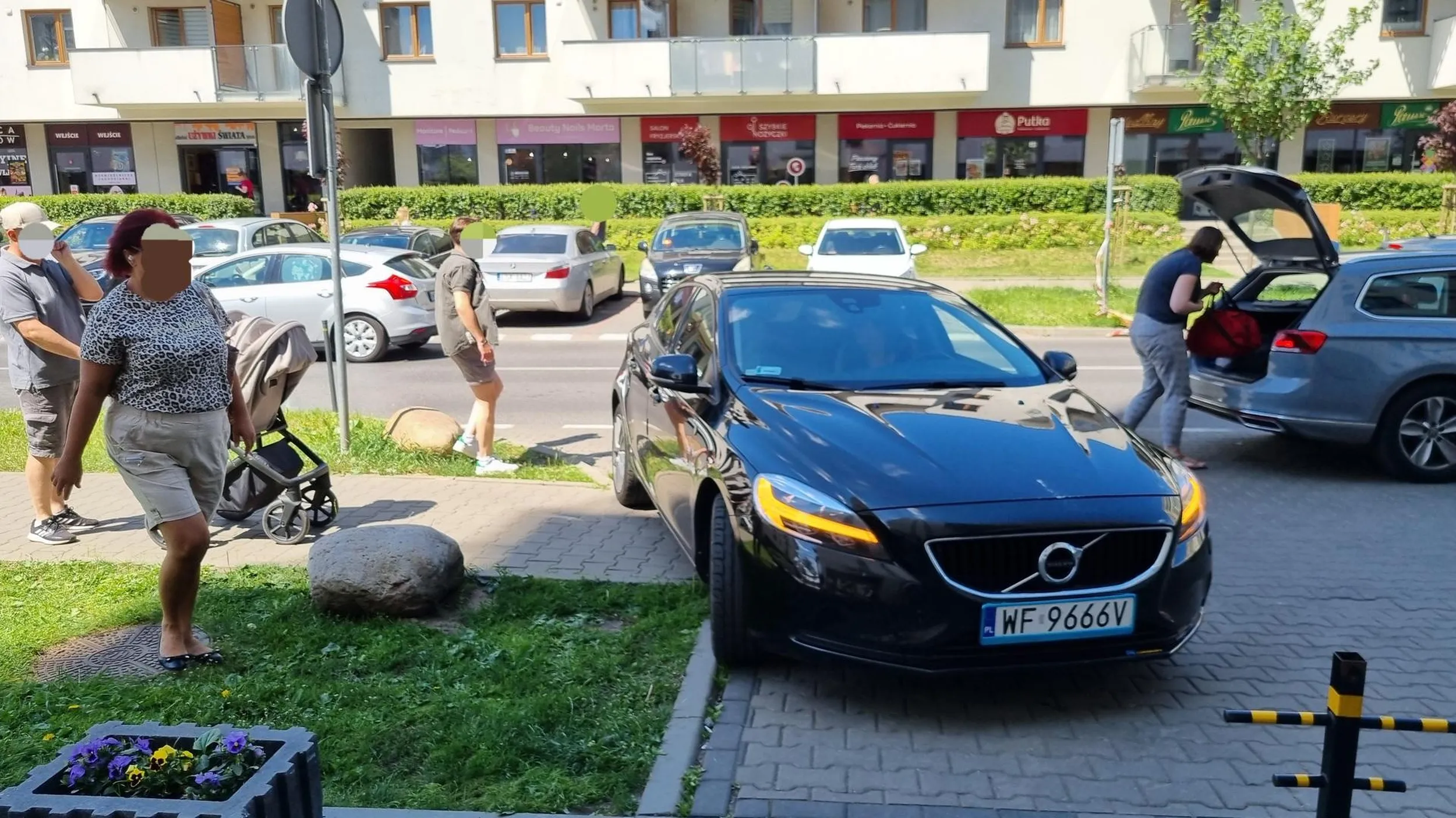 Zdjęcie wyraża więcej niż tysiąc słów ? laska twierdziła, że chce zawrócić, ale podjechała, włączyła awaryjne, więc pewnie po chlebek do piekarni. A obok parking z setką wolnych miejsc.