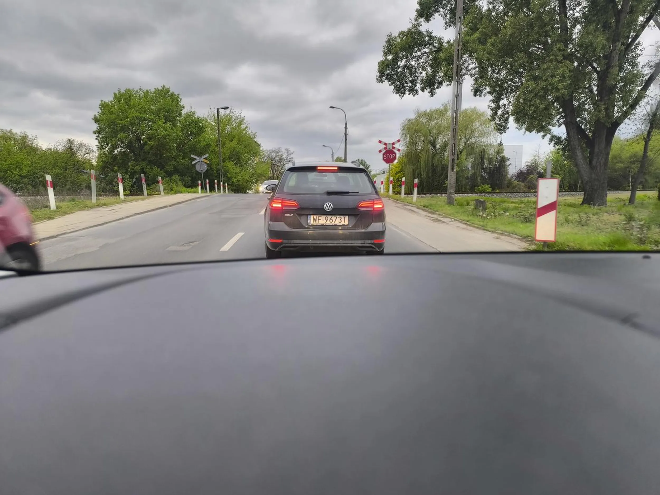 Bojaźliwy Chłopek roztropek w golfie. Wymusza pierwszeństwo a jak usłyszy klakson to gwałtownie hamuje i liczy na stłuczkę