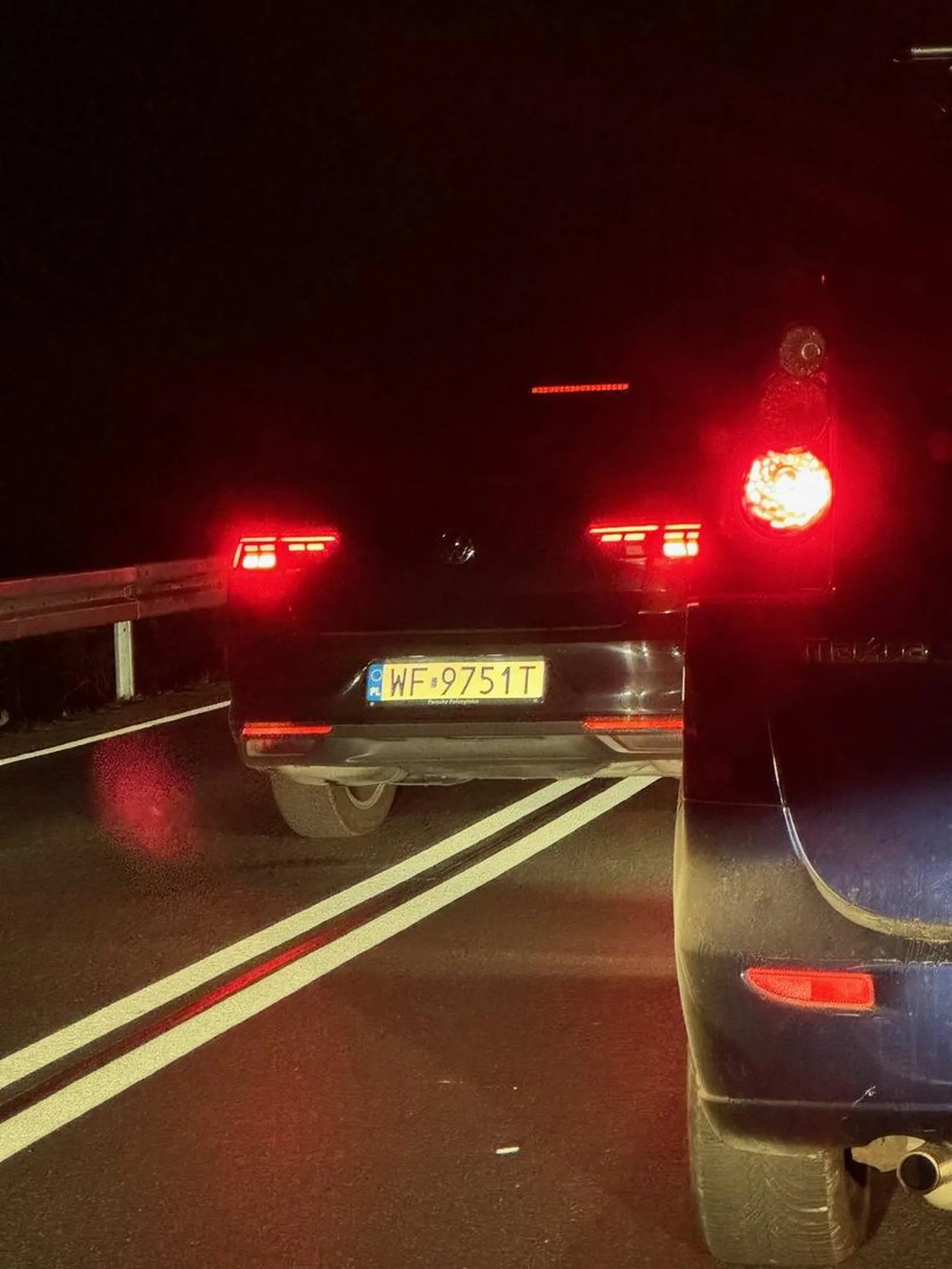 Warszawki cwaniaczek. Do omijania korków używa niebieskiego koguta podając się za pojazd uprzywilejowany. Dosięgnie cię kiedyś sprawiedliwość buraku.