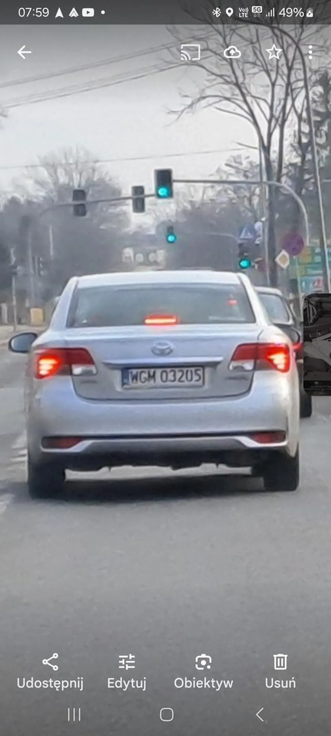 Stworzył niebezpieczeństwo poprzez bardzo blizkie podjeżdżanie z tyłu samochodu.