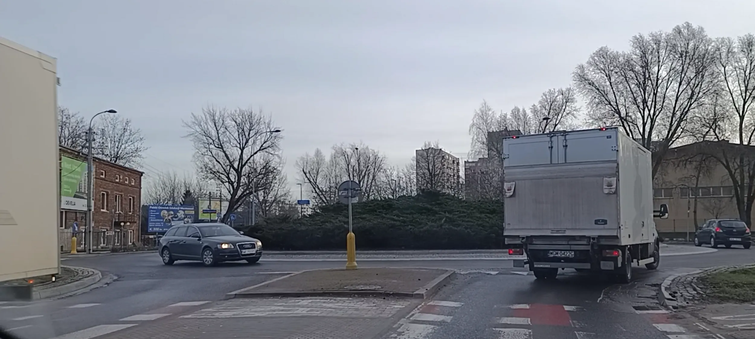 Kierowca to gej, bo wymyślił pierwszeństwo na rondzie, żeby inny go załadował od tyłu.