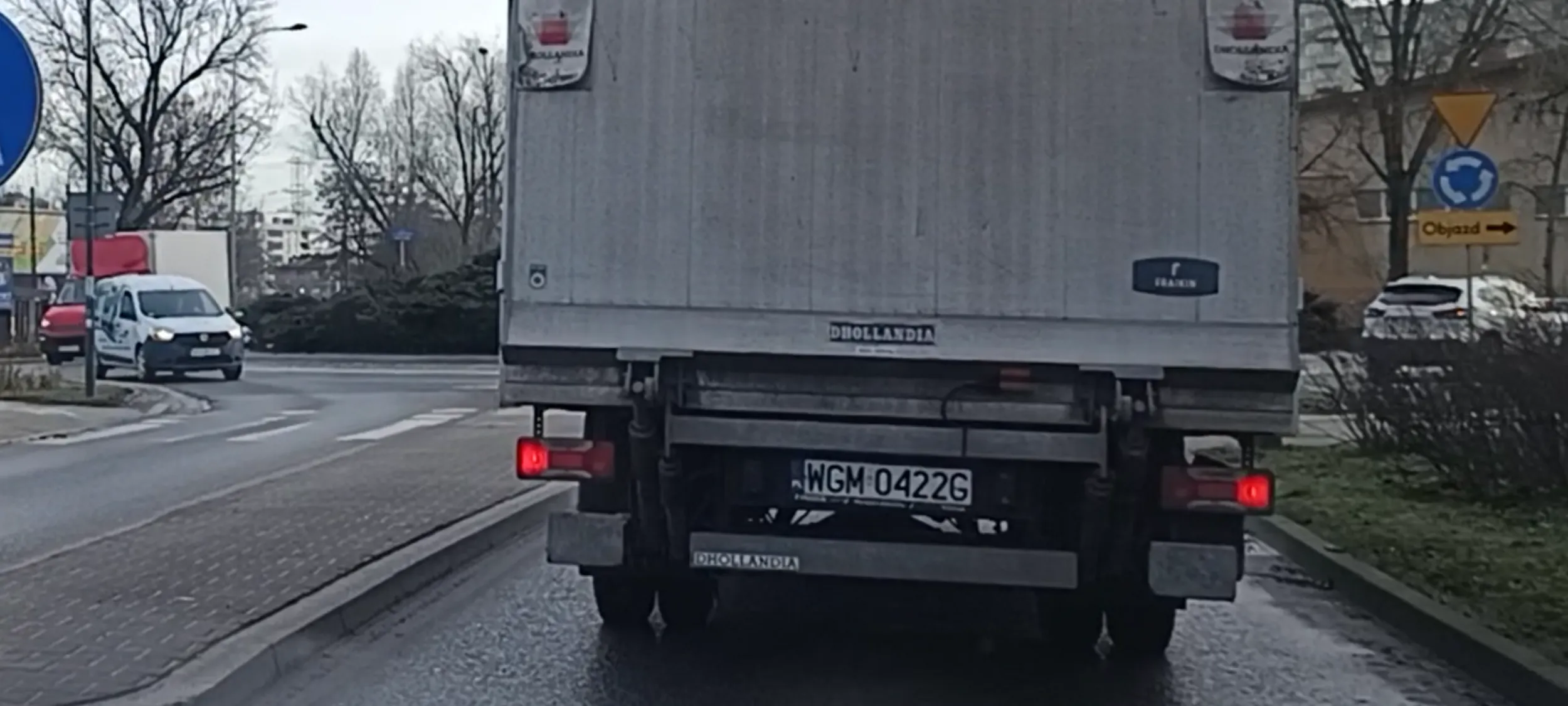 Kierowca to gej, bo wymyślił pierwszeństwo na rondzie, żeby inny go załadował od tyłu.