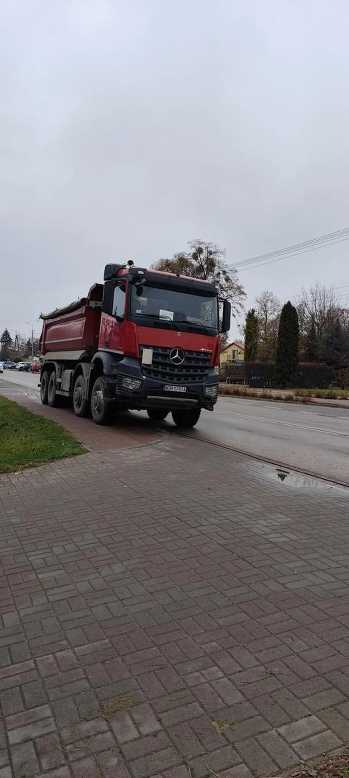 Facet zrobił sobie parking na chodniku i skoczył po flaszke do sklepu, na zwrócenie uwagi leci z łapami do bicia