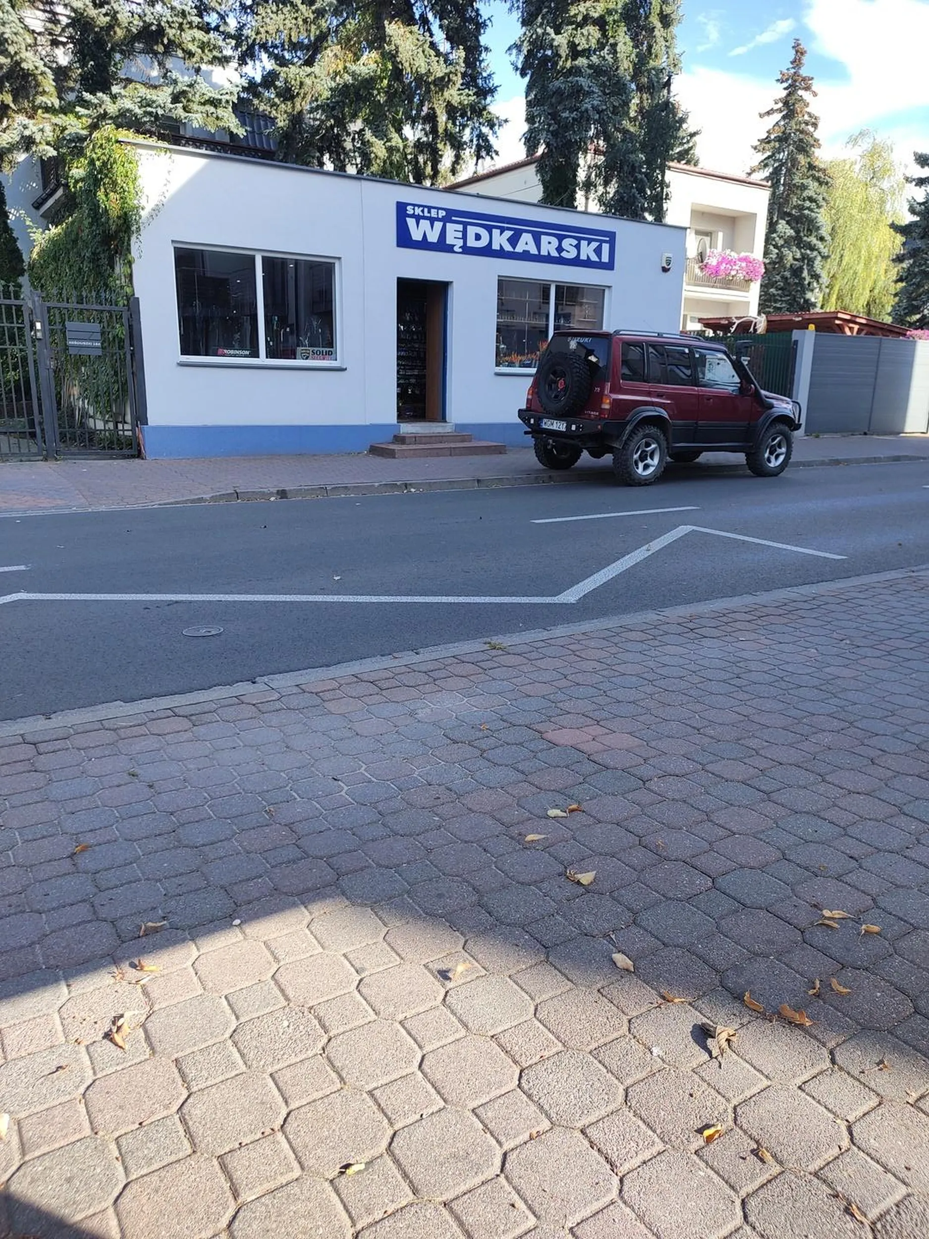 Najpierw się trąbi na starszych ludzi po czym się parkuje 50m dalej pod samymi drzwiami sklepu wędkarskiego na awaryjnych żeby przypadkiem za daleko nie chodzić, bo królewicz 50+ z pokaźnym brzuszkiem jeszcze się zmęczy...