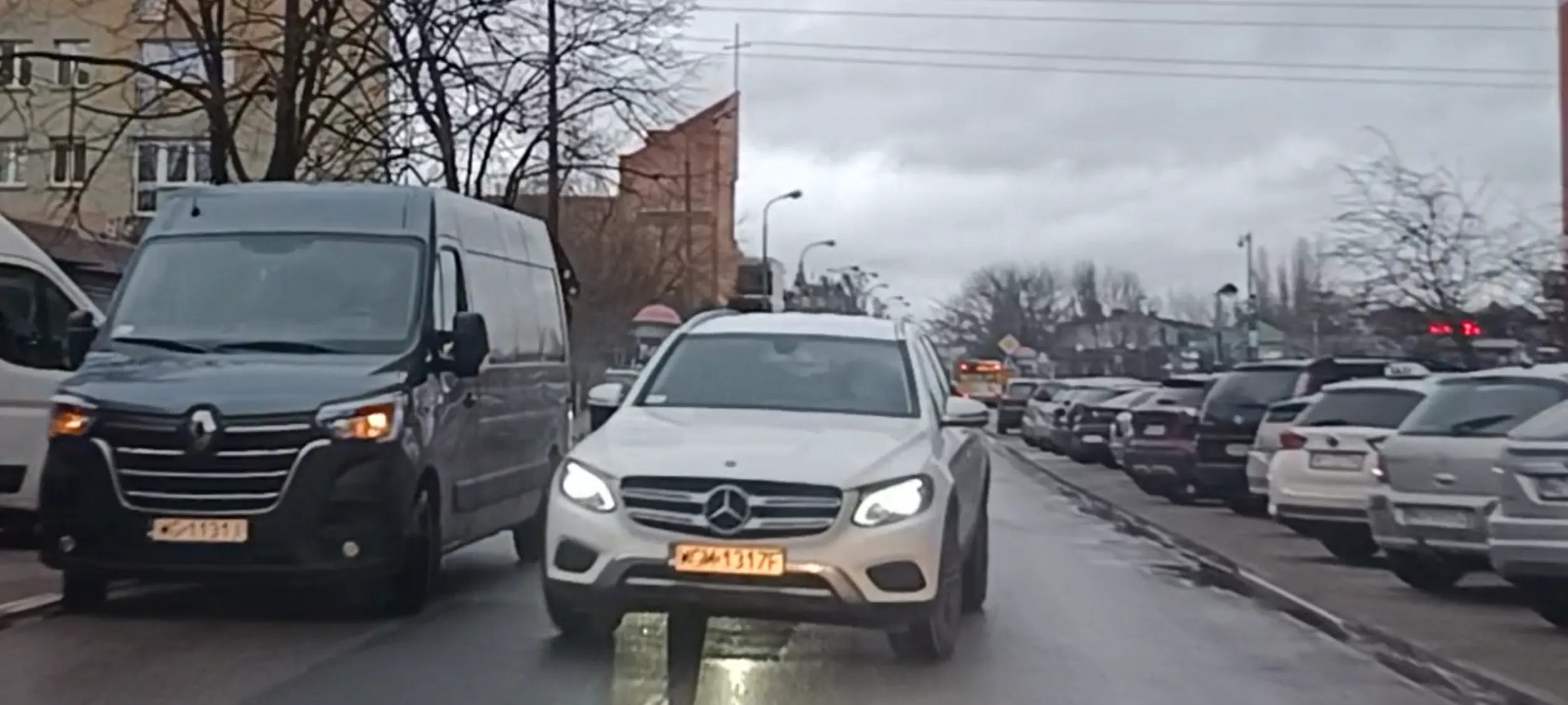 Nie ustępuje pierwszeństwa przejazdu pojazdom jadącym po swoim pasie jezdni. Wstyd.