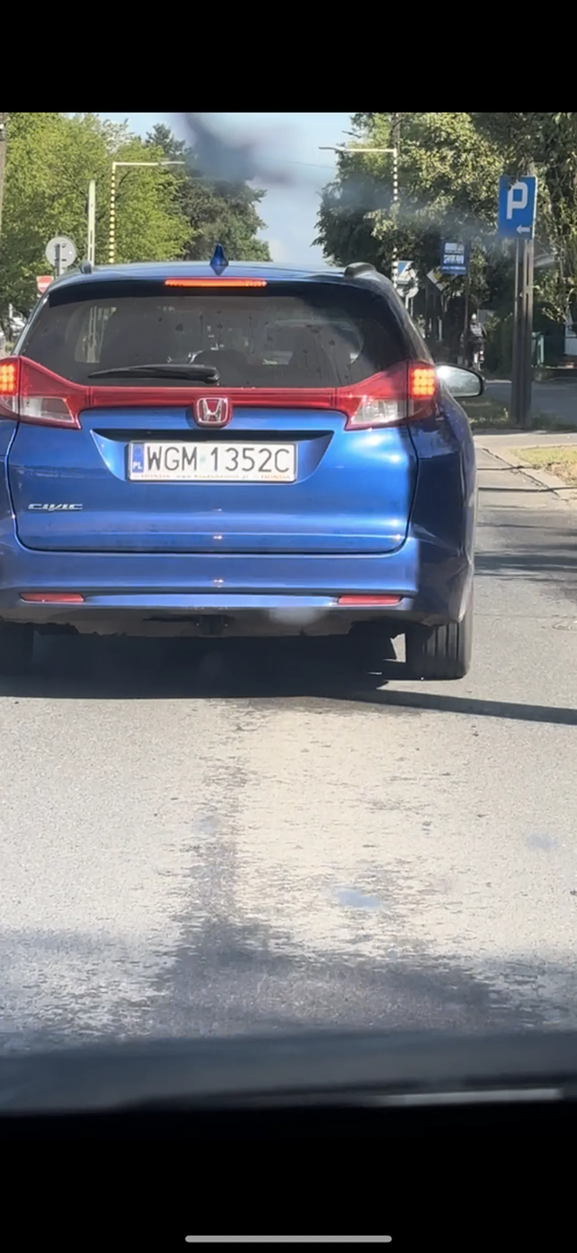 Najpierw wpuszcza ludzi ze STOPu a na znak, że ma jechać zezłościł się i w ramach protestu co chwila hamuje. small d*** energy.