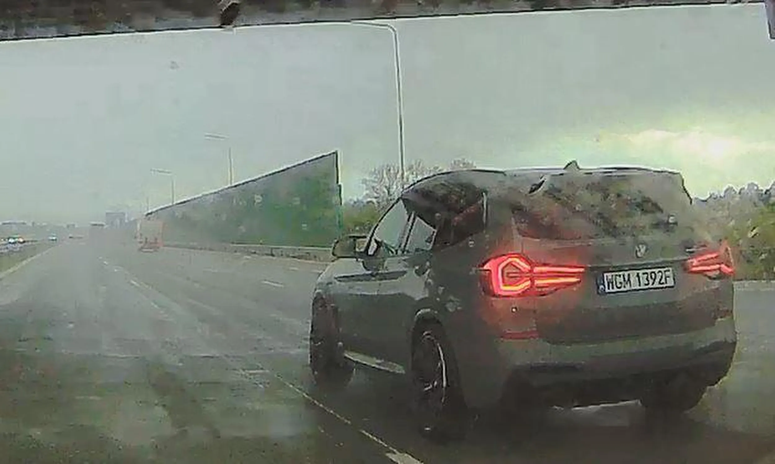 Dramat przez wielkie D. Podstarzały chloptaś w czapeczce z prostym daszkiem jadący ze swoją siostrą kilometrami jedzie autostradą tylko lewym pasem, mimo że prawy czy środkowy i prawy ma wolne. Nawet gdy ktoś chce jechać szybciej niż on, to ani myśli zjechać. Jaśnie pan zjeżdża tylko, gdy mu wygodnie. xD