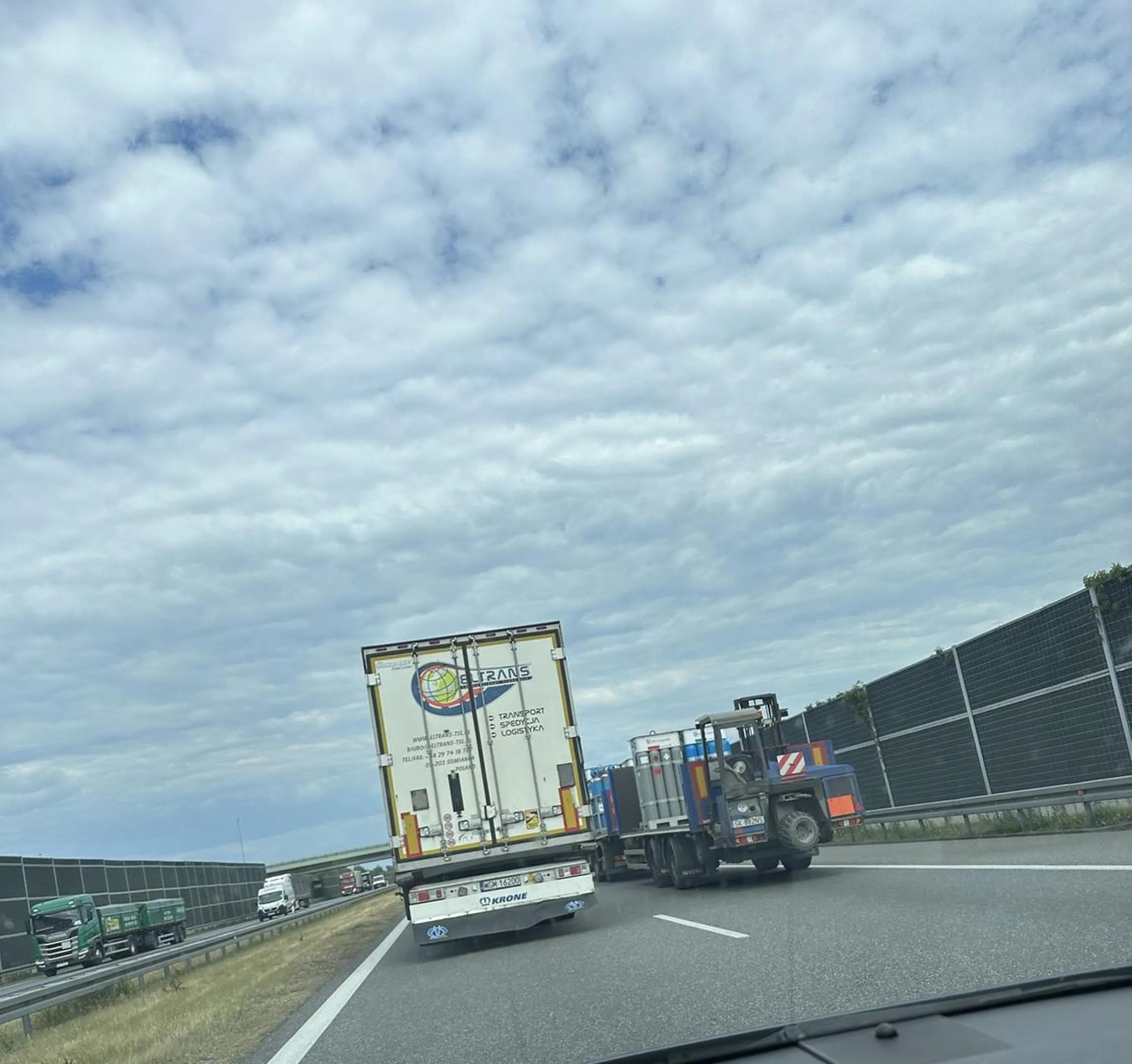 Od 1 lipca 2023 roku w naszym kraju obowiązuje zakaz wyprzedzania pojazdami ciężarowymi na autostradach, drogach szybkiego ruchu oraz ekspresowych. Dzięki za ostre hamowanie z 140km/h do 90km/h