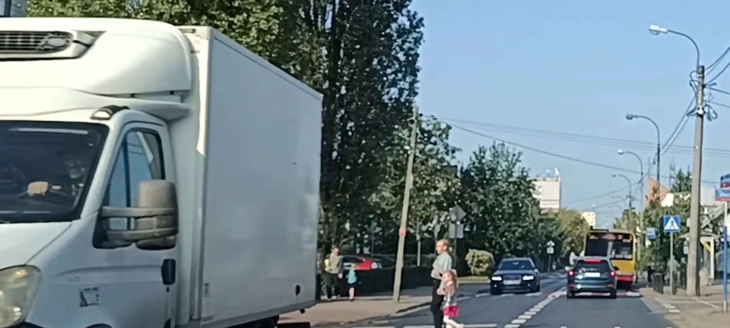 Bandyta drogowy o wyglądzie diabła Lucyfera przejeżdża przez przejście dla pieszych i nie ustąpił pierwszeństwa matce z dzieckiem