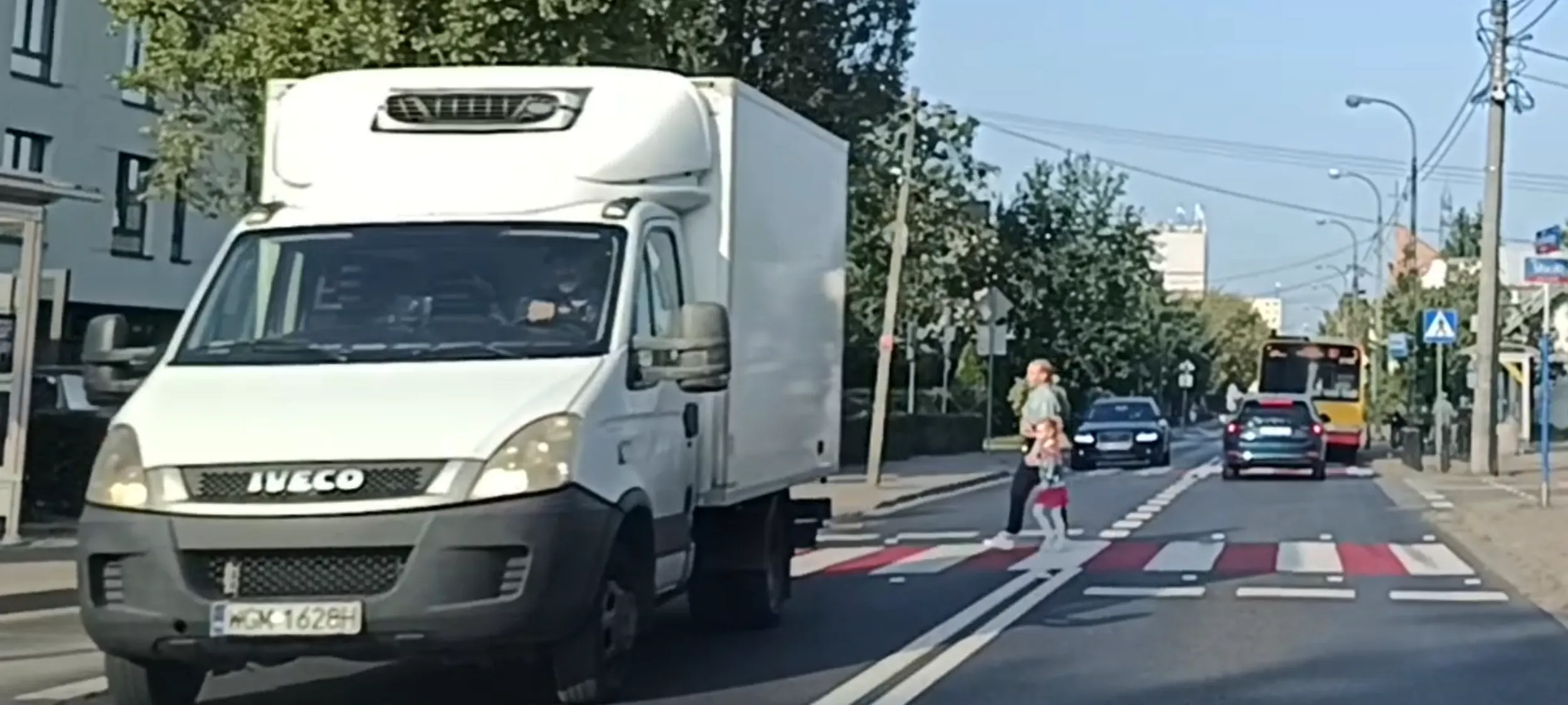 Bandyta drogowy o wyglądzie diabła Lucyfera przejeżdża przez przejście dla pieszych i nie ustąpił pierwszeństwa matce z dzieckiem