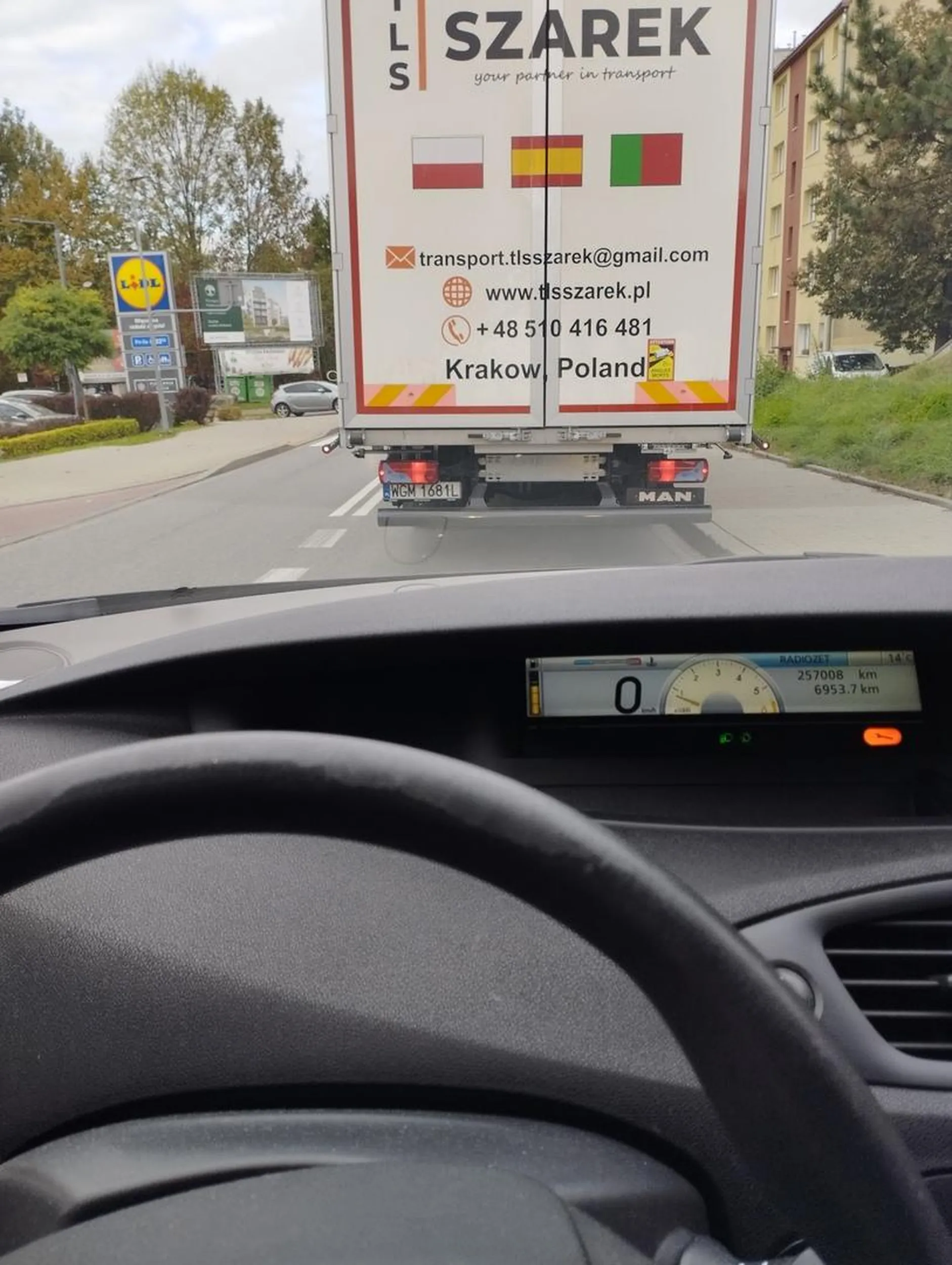 Przestań kretyński łbie wymuszać pierwszeństwo na rondach.