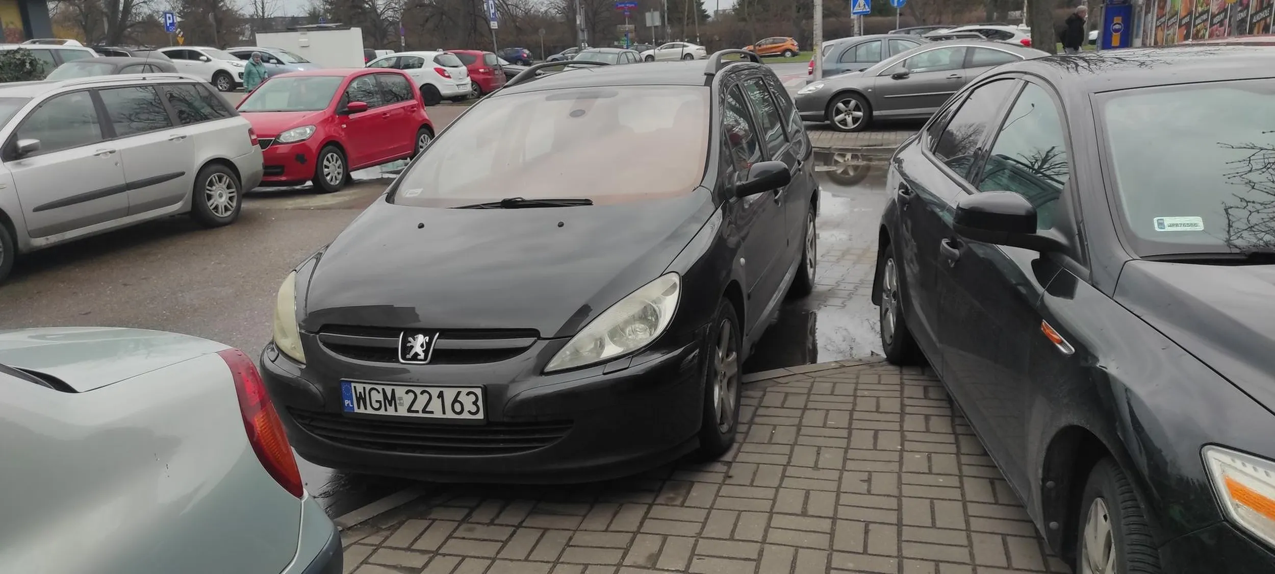 Kretyn zastawił chodnik dla pieszych