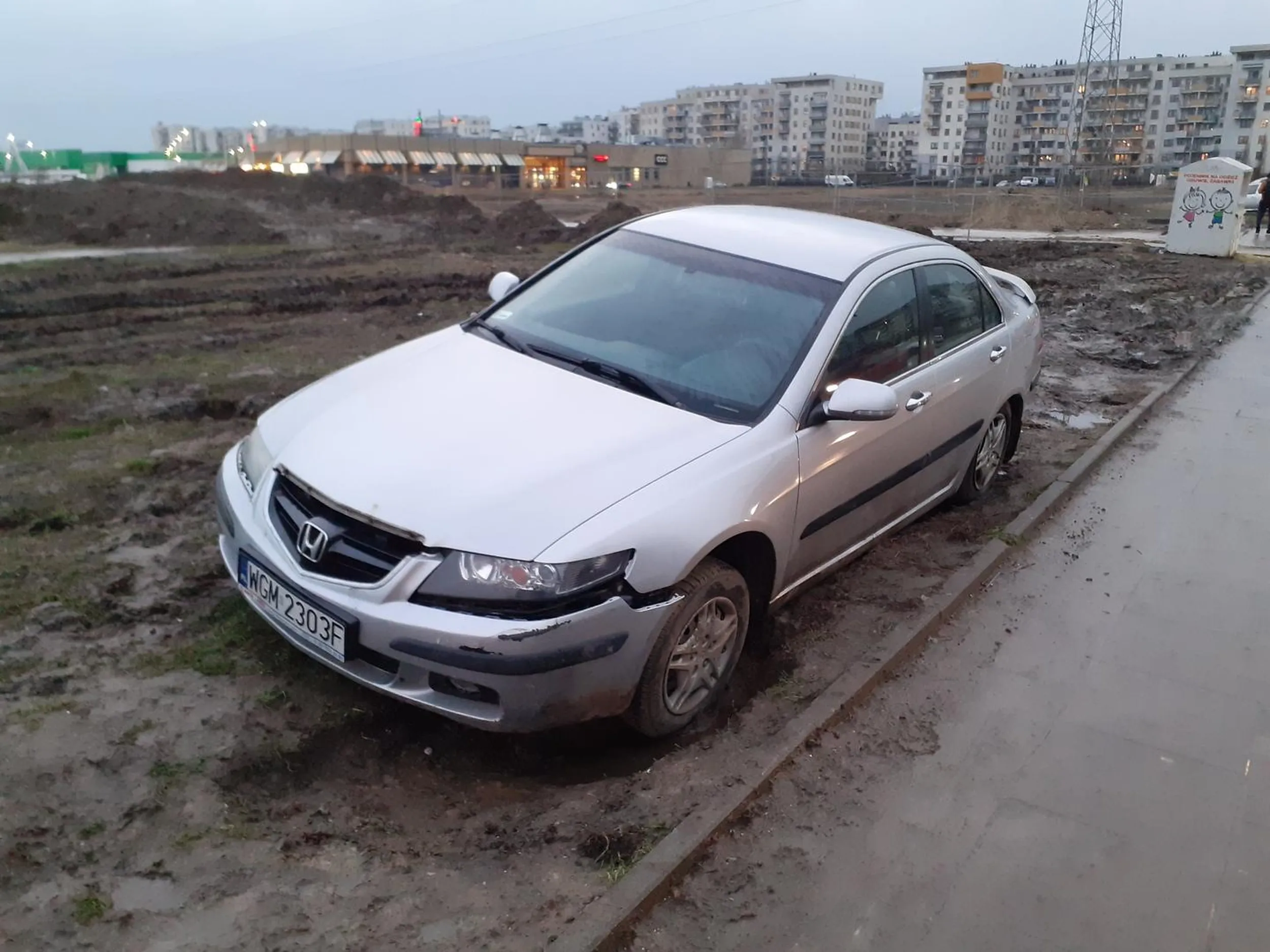 Samochód wygląda na porzucony.