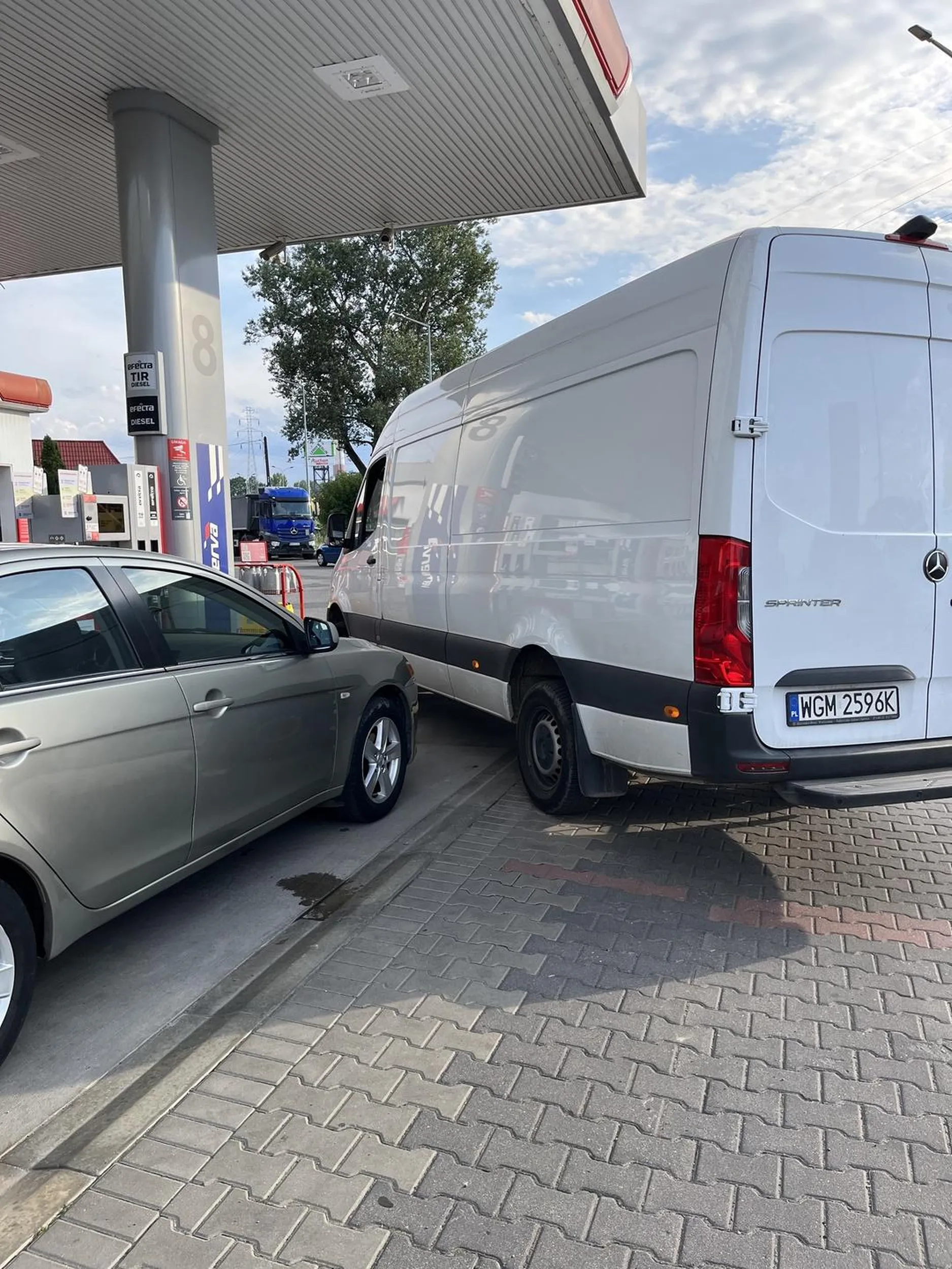 Zwykły cham zastawił stacje i jeszcze pyskuje