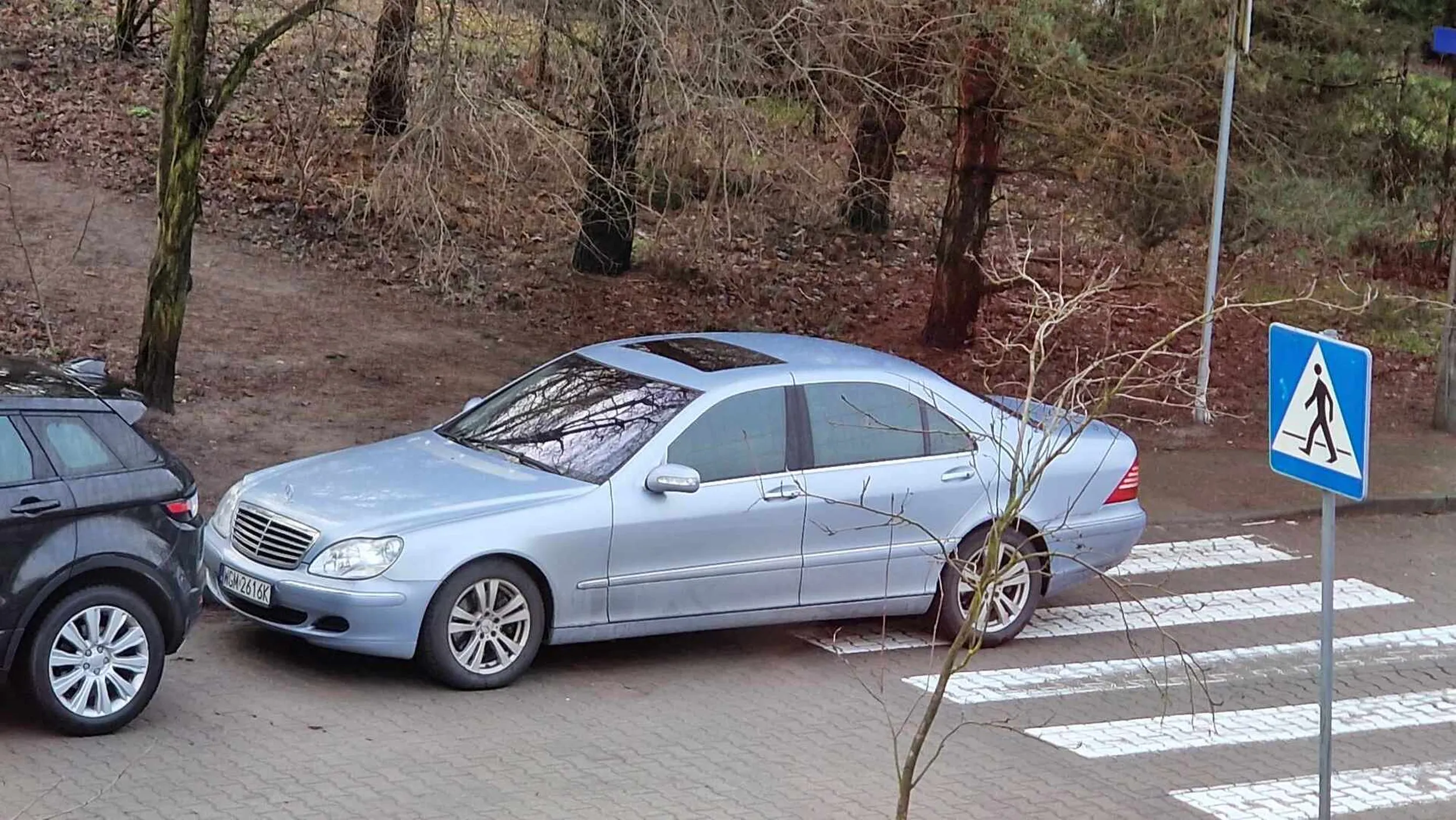 Blokowanie przejścia dla pieszych. Blokowanie widoczności w okolicy przejścia dla pieszych. Oceńcie sami...