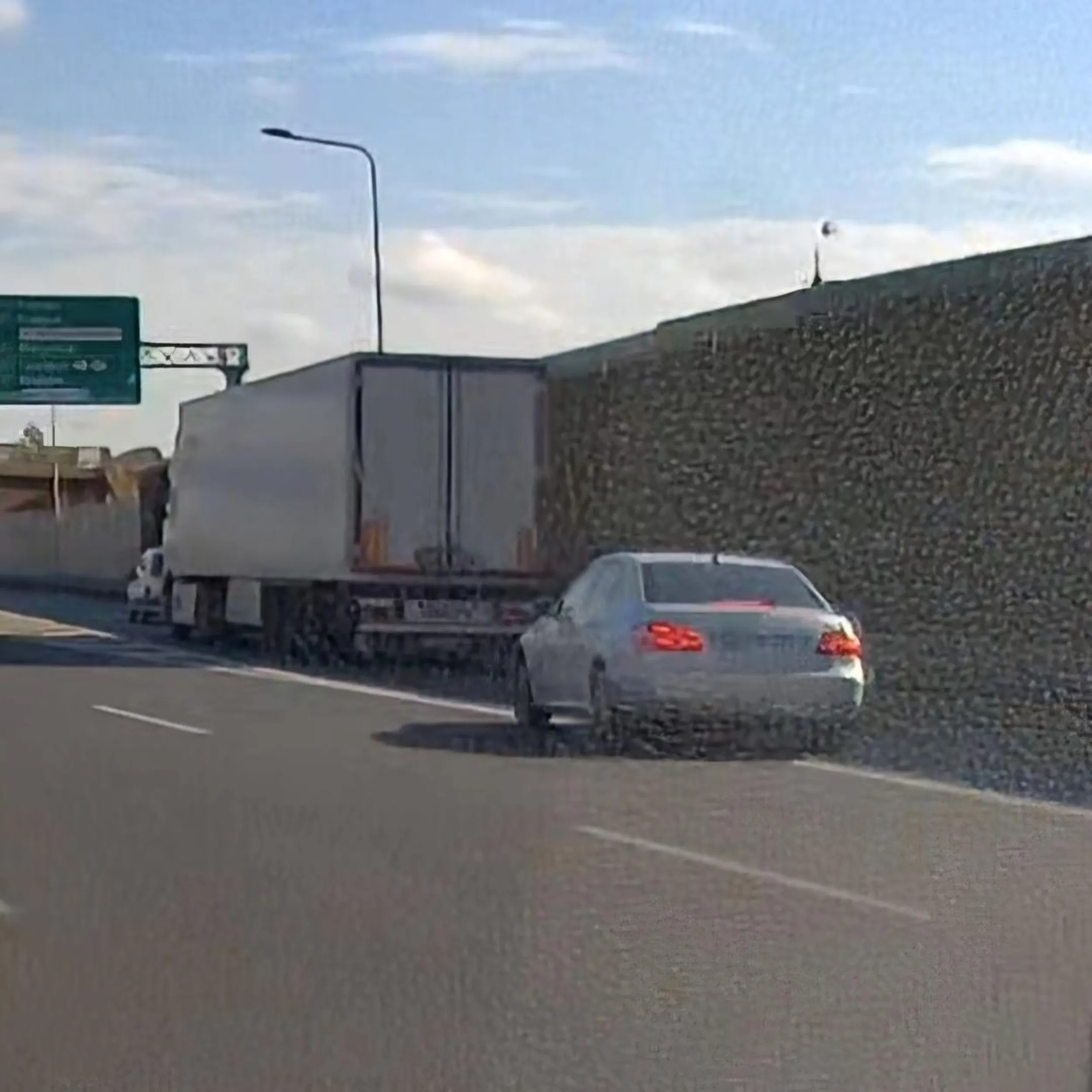 Brawo. Tym razem się udało, kolejny może nie być taki szczęśliwy. Nie tnie się w ostatniej chwili z lewego przez 3 pasy w zjazd, w dodatku po linii ciągłej i powierzchni wyłączonej.