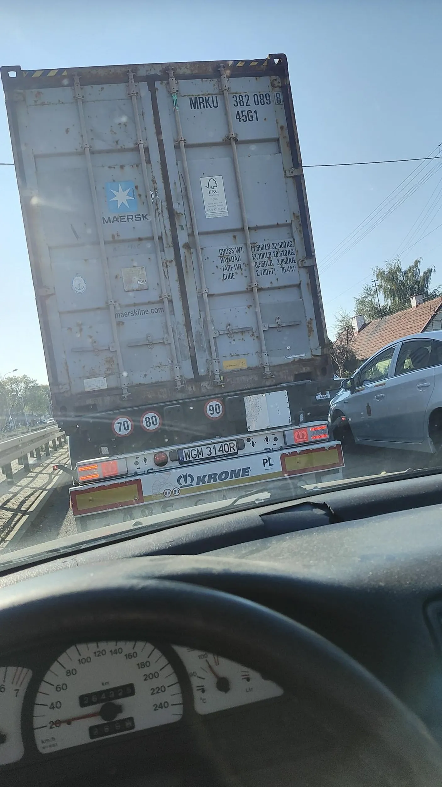 Szeryf blokuje drogę, nie reaguje na sygnały dźwiękowe. No koniec przejechał na czerwonym