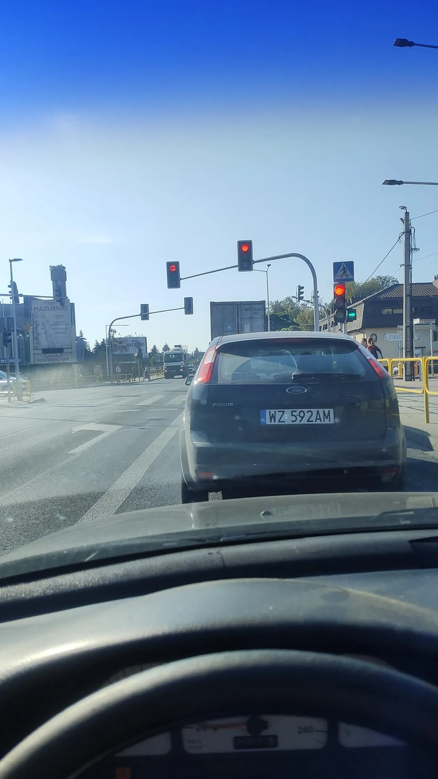 Szeryf blokuje drogę, nie reaguje na sygnały dźwiękowe. No koniec przejechał na czerwonym