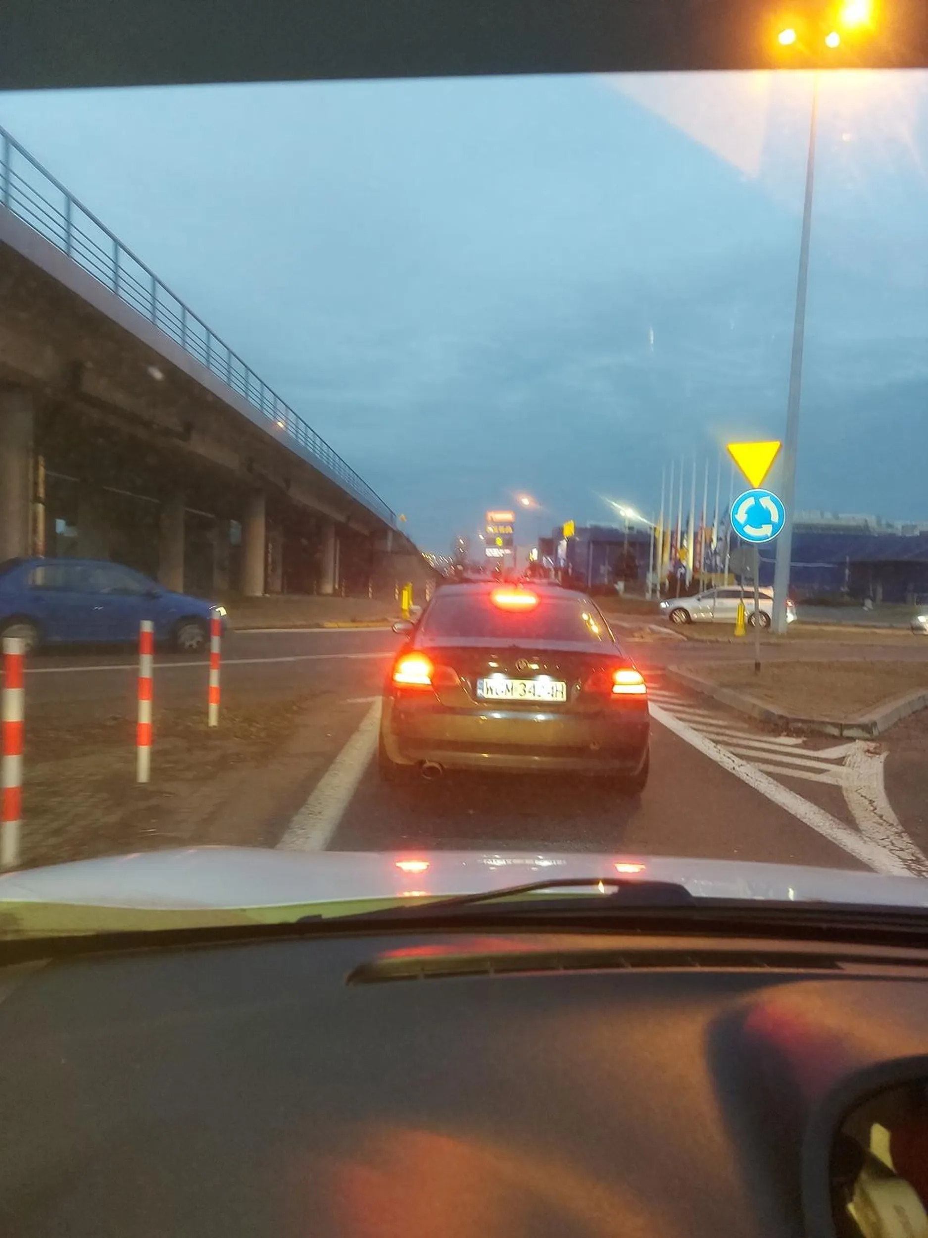 Kierowca zajeżdżający drogę, wymusza pierwszeństwo dość często