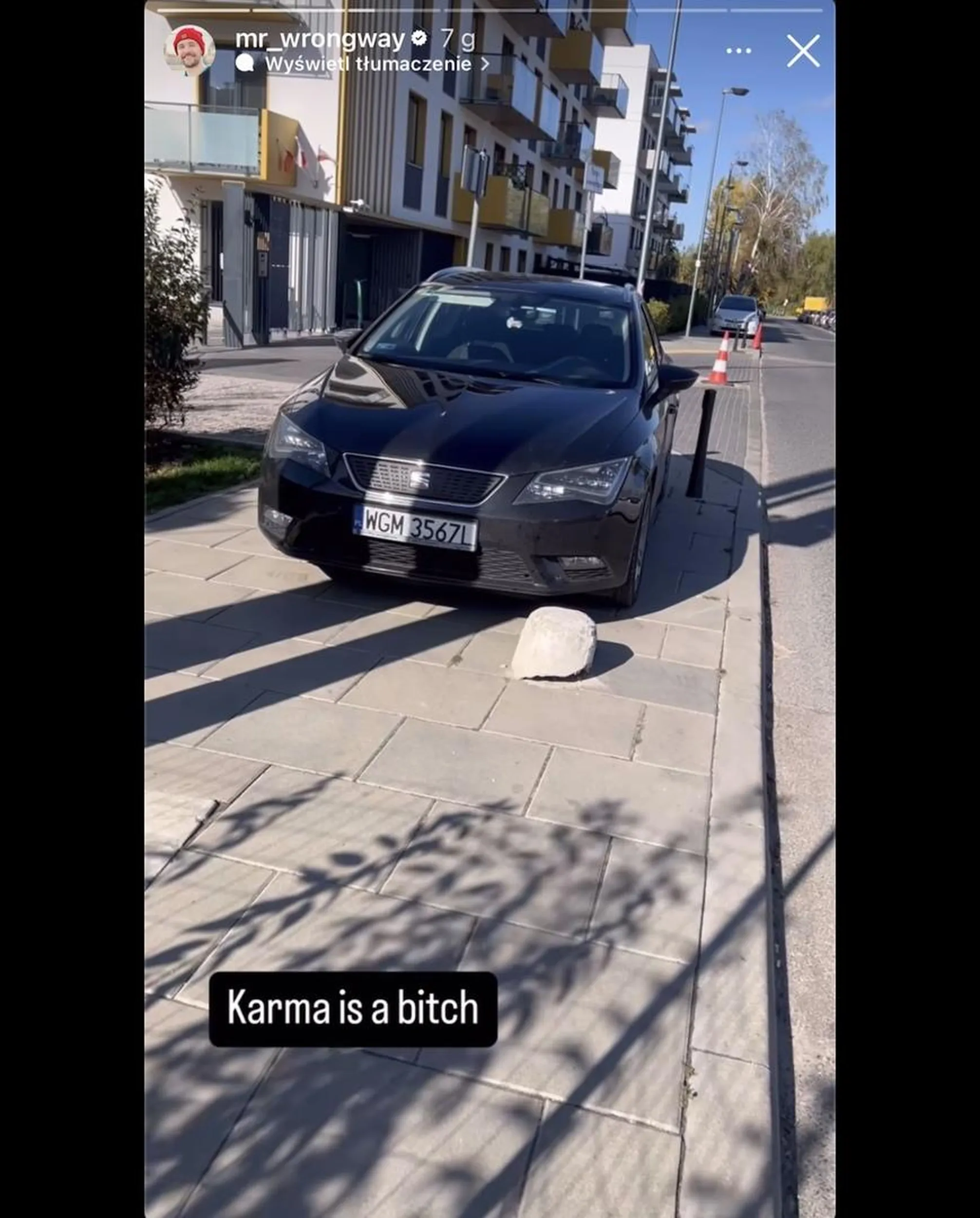 Instagramer: mr_wrongway - niechlubny użytkownik monocyklów elektrycznych pochwalił się na instagramie jak celowo położył przed tym samochodem duży kamień który leżał obok z zamysłem takim aby kierowca wsiadając nie zauważył go i ruszając wjechał w niego uszkadzając sobie pojazd. Jak myślicie Państwo czy firmy z którymi współpracuje będą zadowolone iż ten człowiek z premedytacją doprowadza do powstania sytuacji celowego uszkodzenia czyjegoś mienia? Posiadacza owych rejestracji zapraszam do odwiedzenia społeczności  monocyklistów- z pewnością nie jeden z nas z radością udostępni nagranie story z jego kanału.