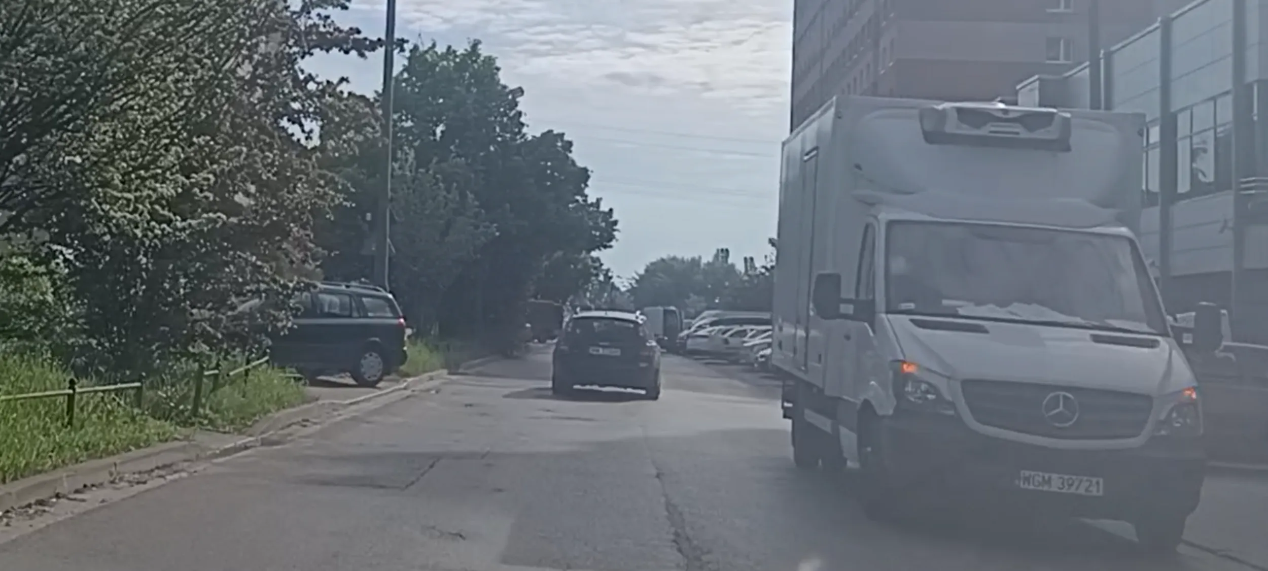 Ujek złamany stoi na pasie pod prąd i utrudnia przejazd