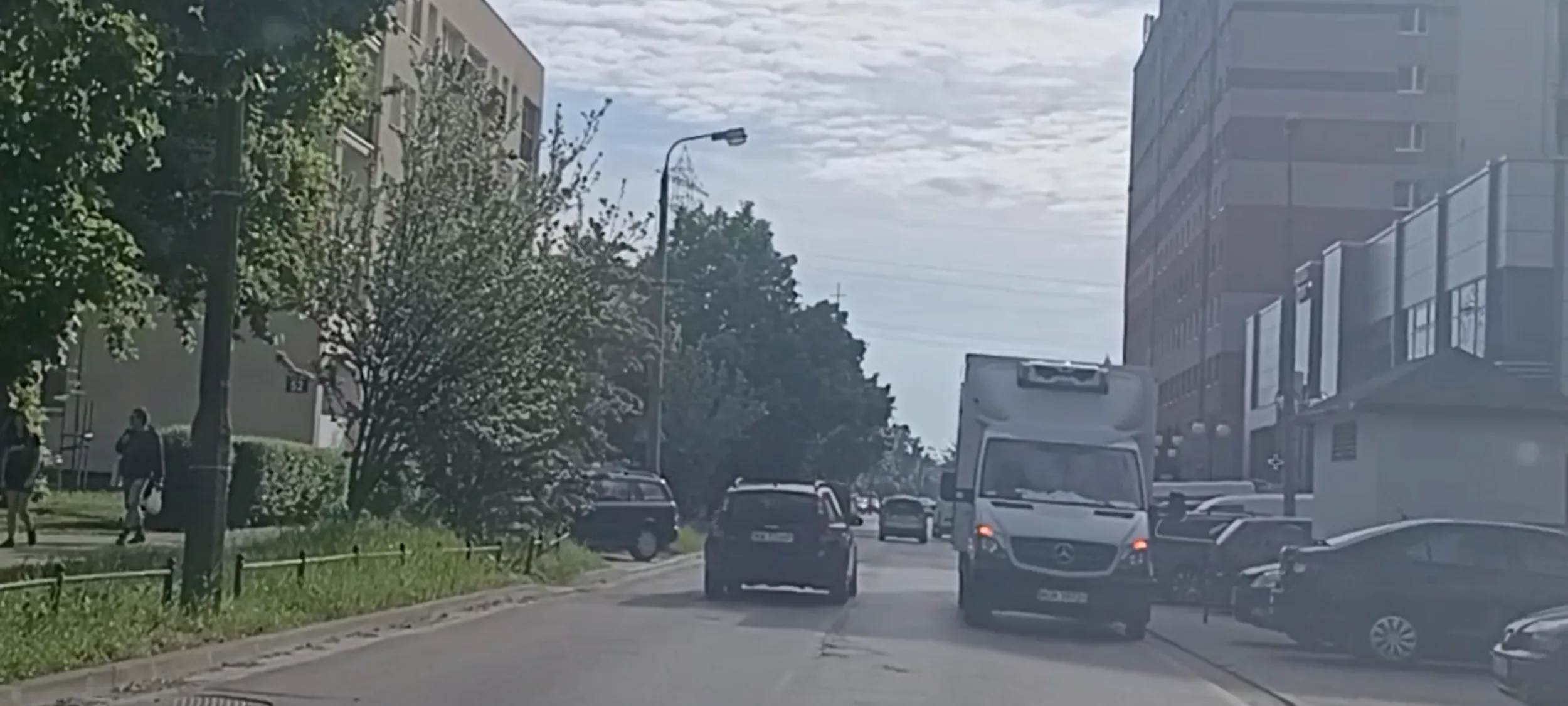 Ujek złamany stoi na pasie pod prąd i utrudnia przejazd