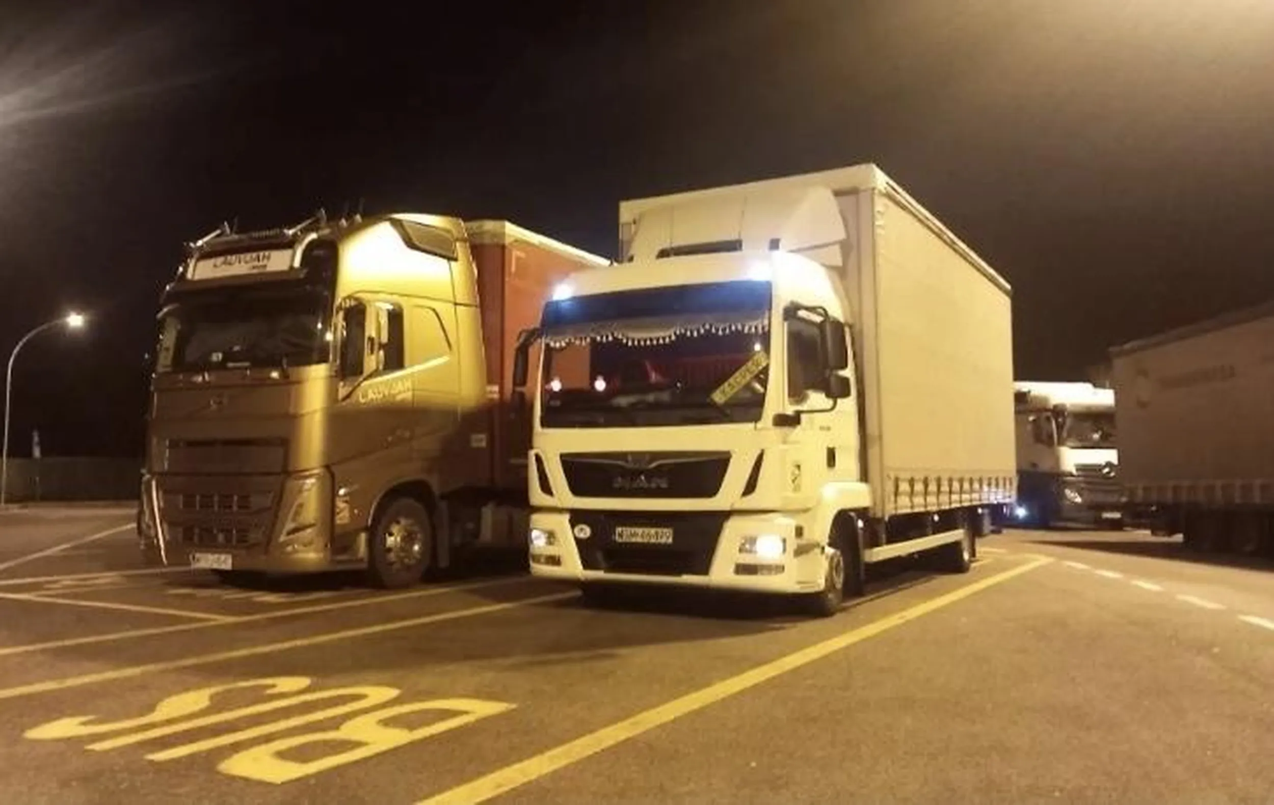 Witam kierowca podczas jazdy wstaje na fotelu i wystawia przyrodzenie za okno sikając sądząc że zaoszczędzi 4 minuty na tachografie pokazuje obraźliwe gesty do innych uczestników ruchu drogowego po czym rzuca butelkami z żółtą zawartością  w samochody go wyprzedzające Staje w rajkach dla autokarów poniewaz jest na nich napisane „BUS” i wydaje mu się że nadal jeździ swoim byłym fiatem ducato Nie pozdrawiam kierowcy