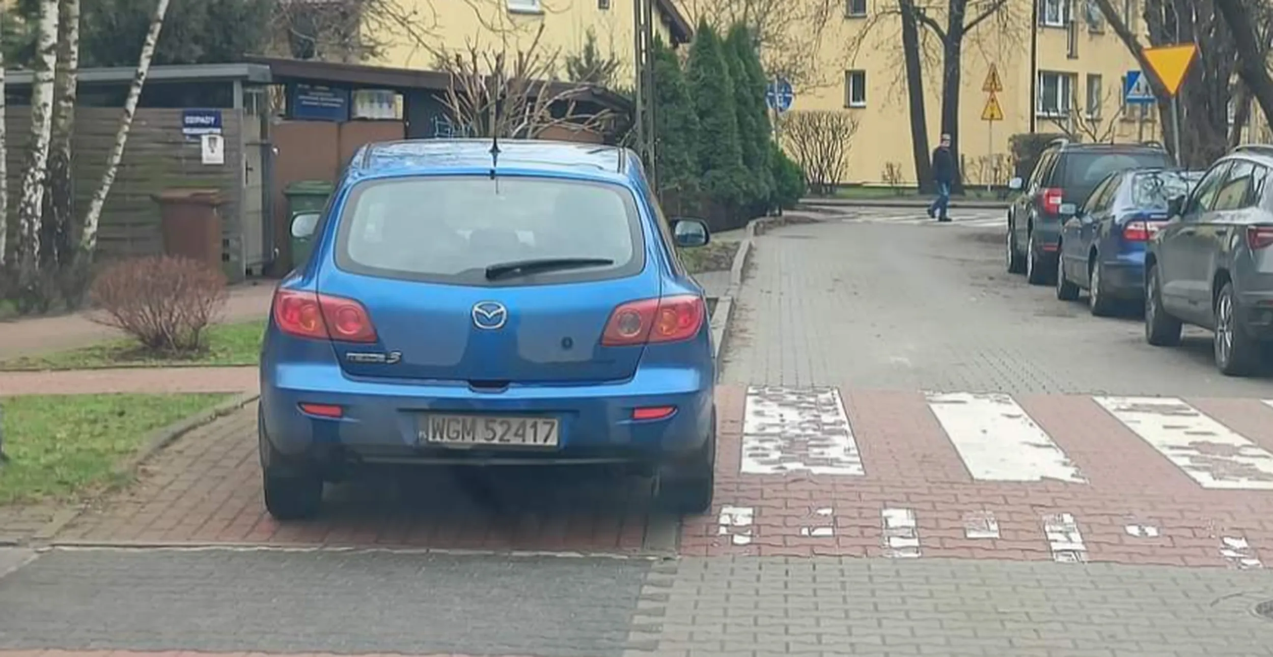 Notoryczne parkowanie na przejściu dla pieszych.