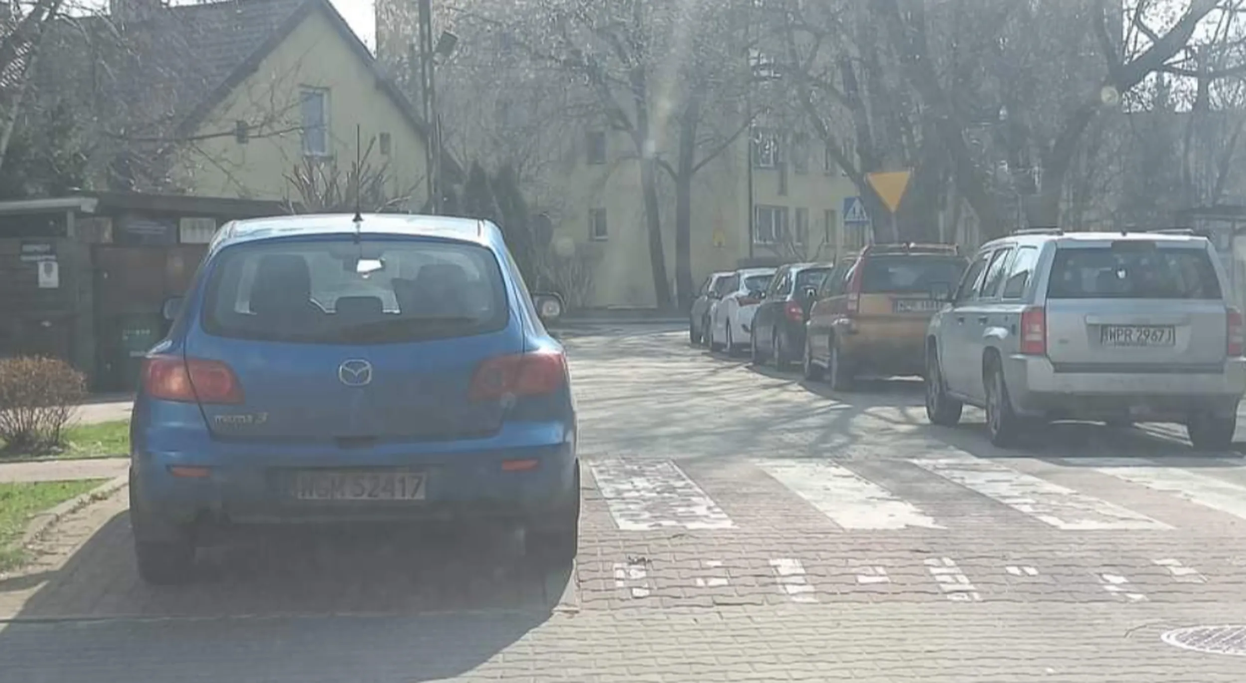 Notoryczne parkowanie na przejściu dla pieszych.