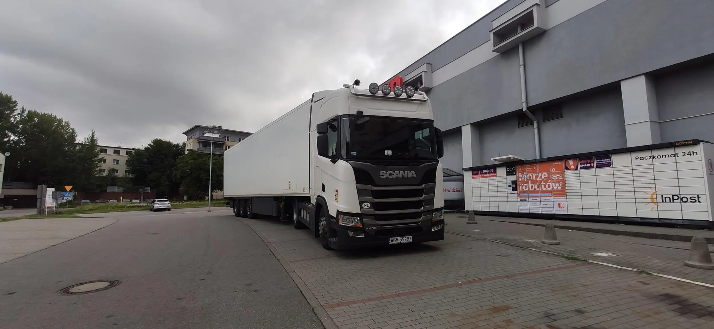 Kierowca blokuje cały parking ignorując nakaz parkowania prostopadłego.