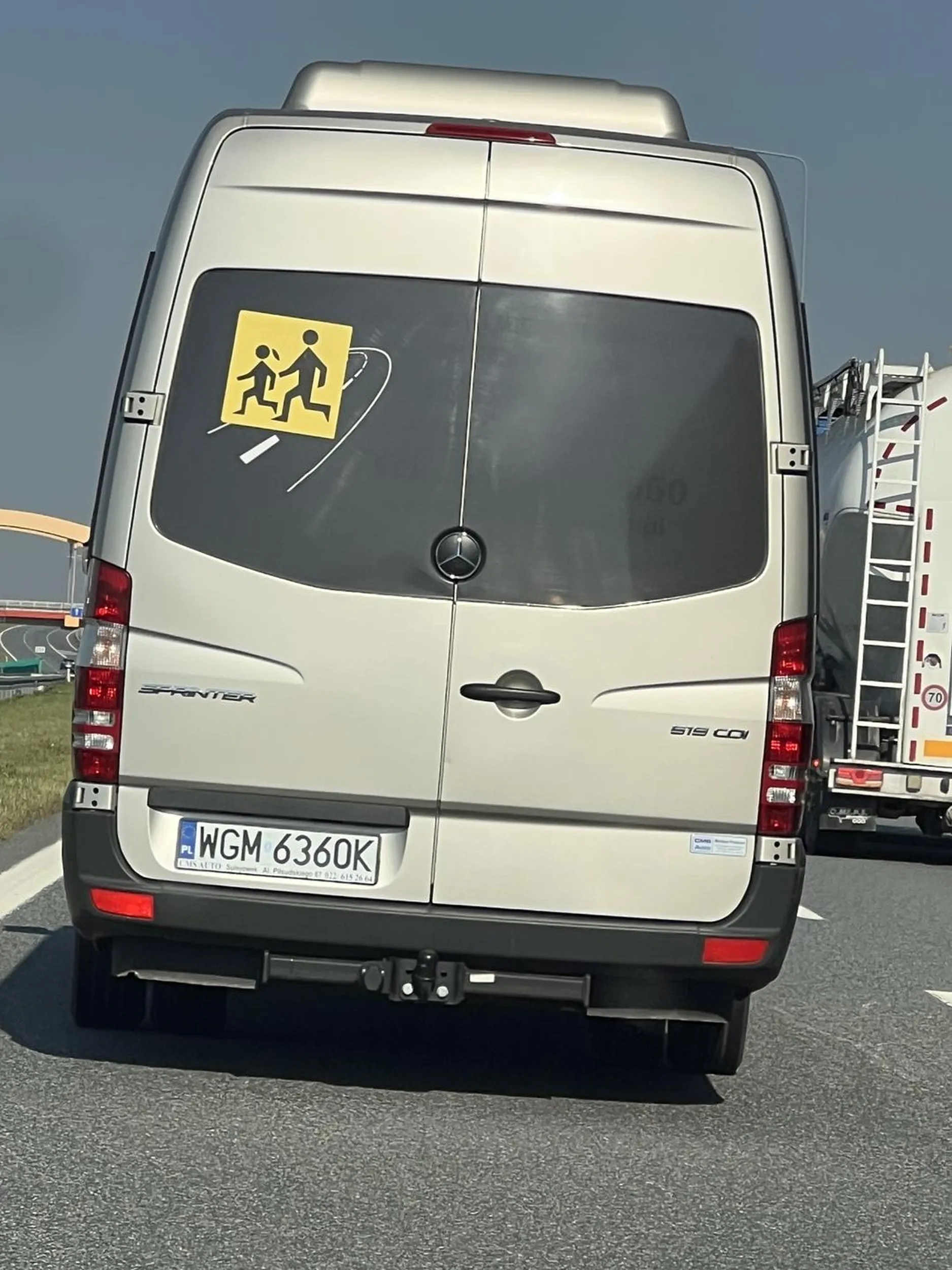 Zajeżdża drogę na autostradzie. Przewozi dzieci ?