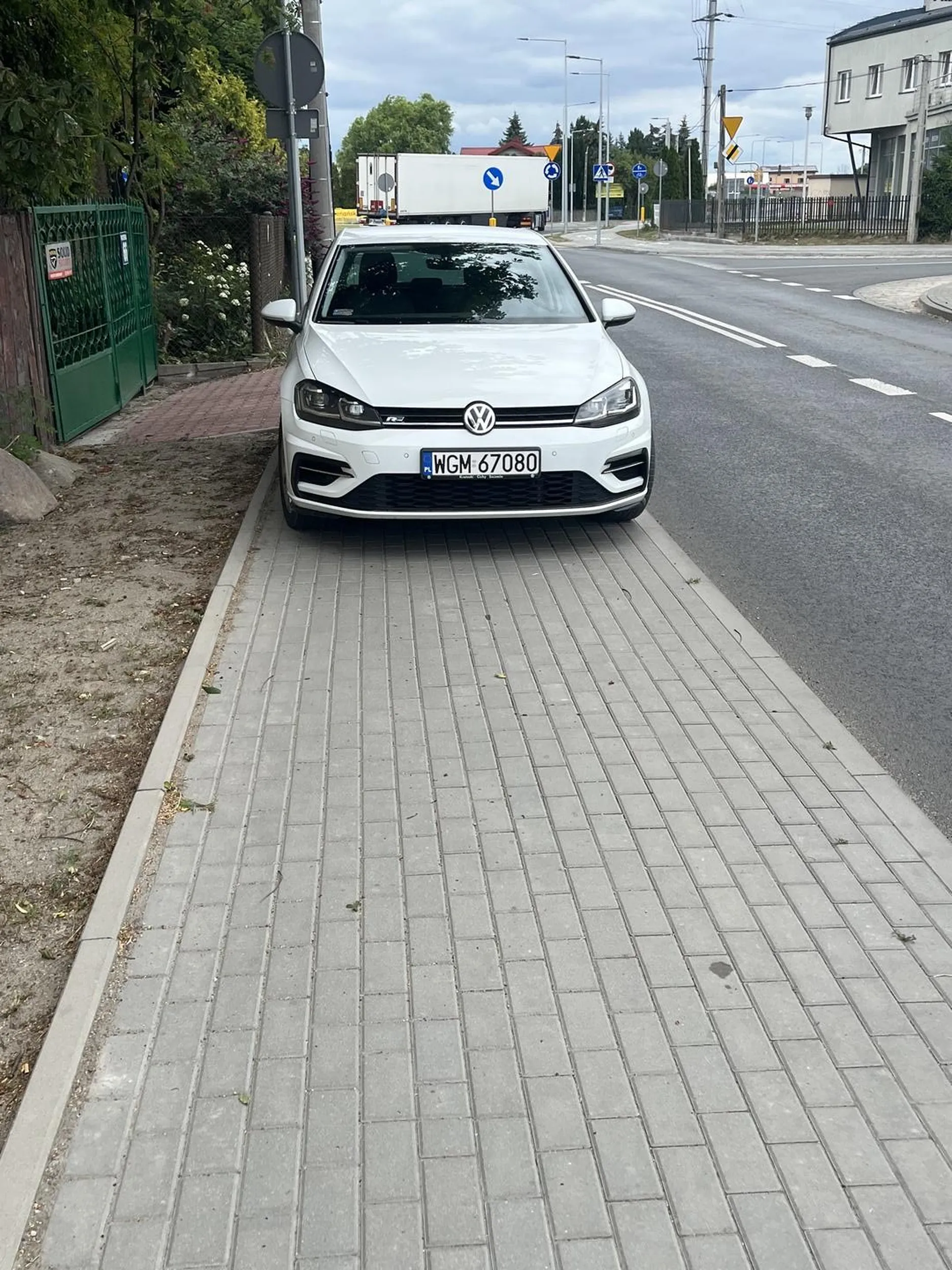 Prawo jazdy w chipsach wygrałeś ? Mózg sobie kup zanim pierdolniesz się tak na chodniku bym musiał z 2 miesięcznym dzieckiem w wózku za ulice pełną ciężarówek wchodzić.