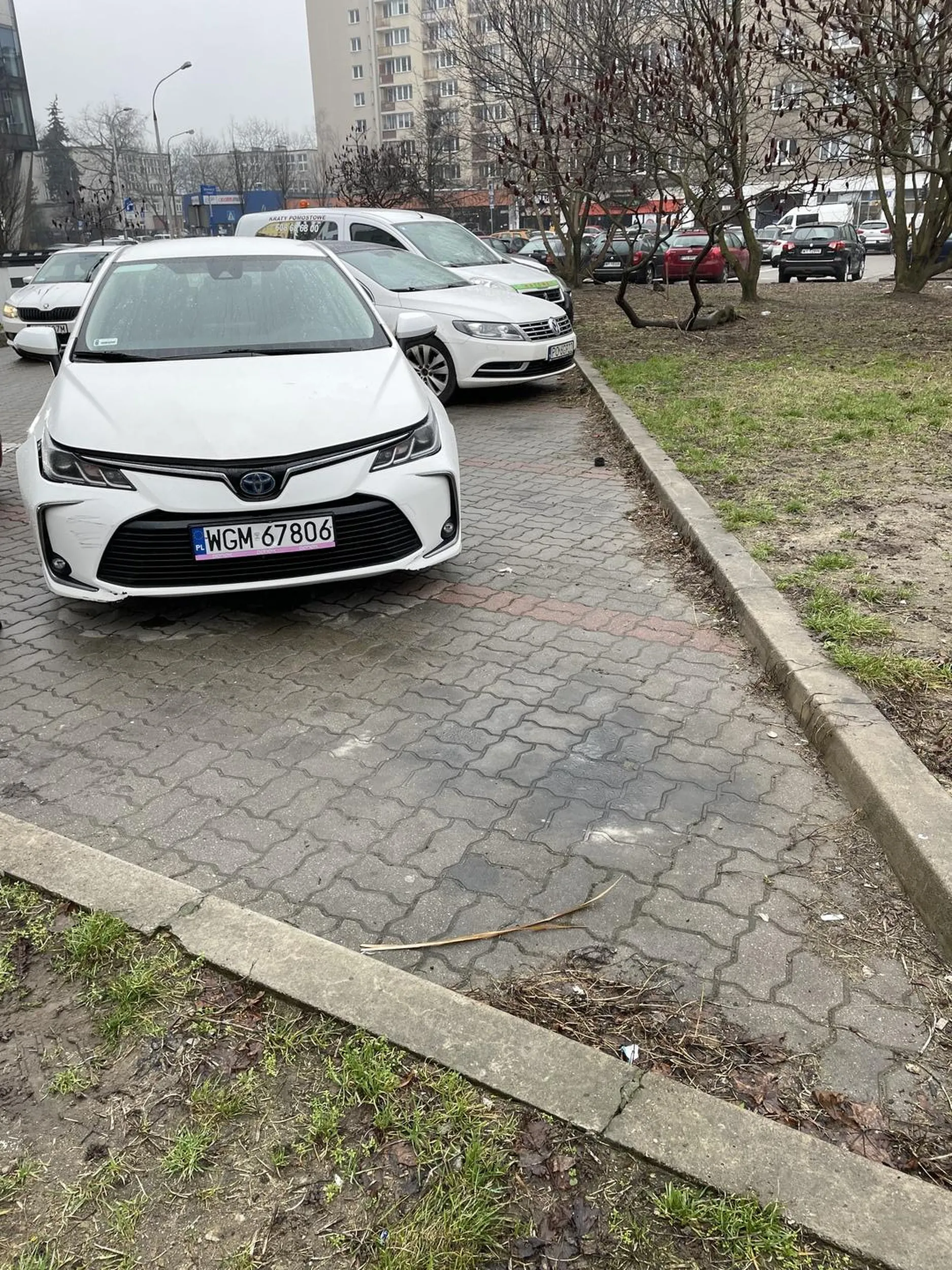 Prawie ścisłe centrum Warszawy a ja sobie stanę na 2 miejscach do parkowania bo taki jestem ważny! Co z tego, parkuje się tam prostopadle, ja jestem głupi.