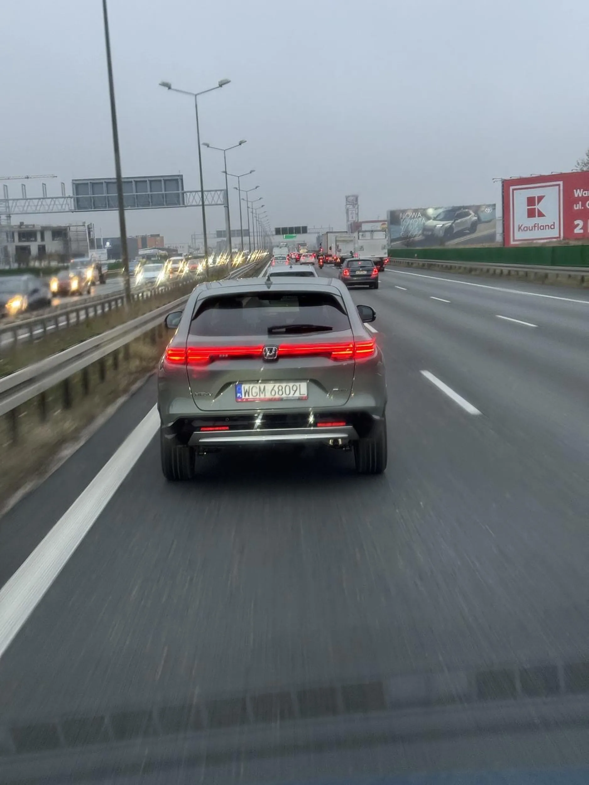 Mistrz lewego pasa. Blokował go od samych Janek do wjazdu do Warszawy. Filmik wysłany