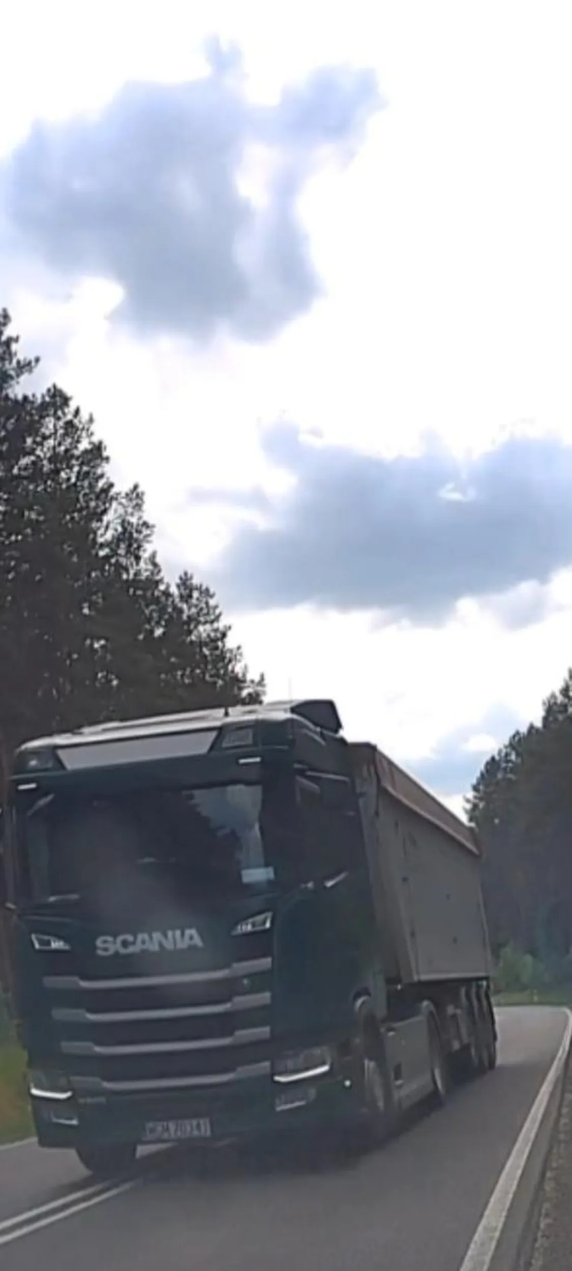 Bandyta w ciężarowym, wyprzedzanie na zakręcie na czołówkę.