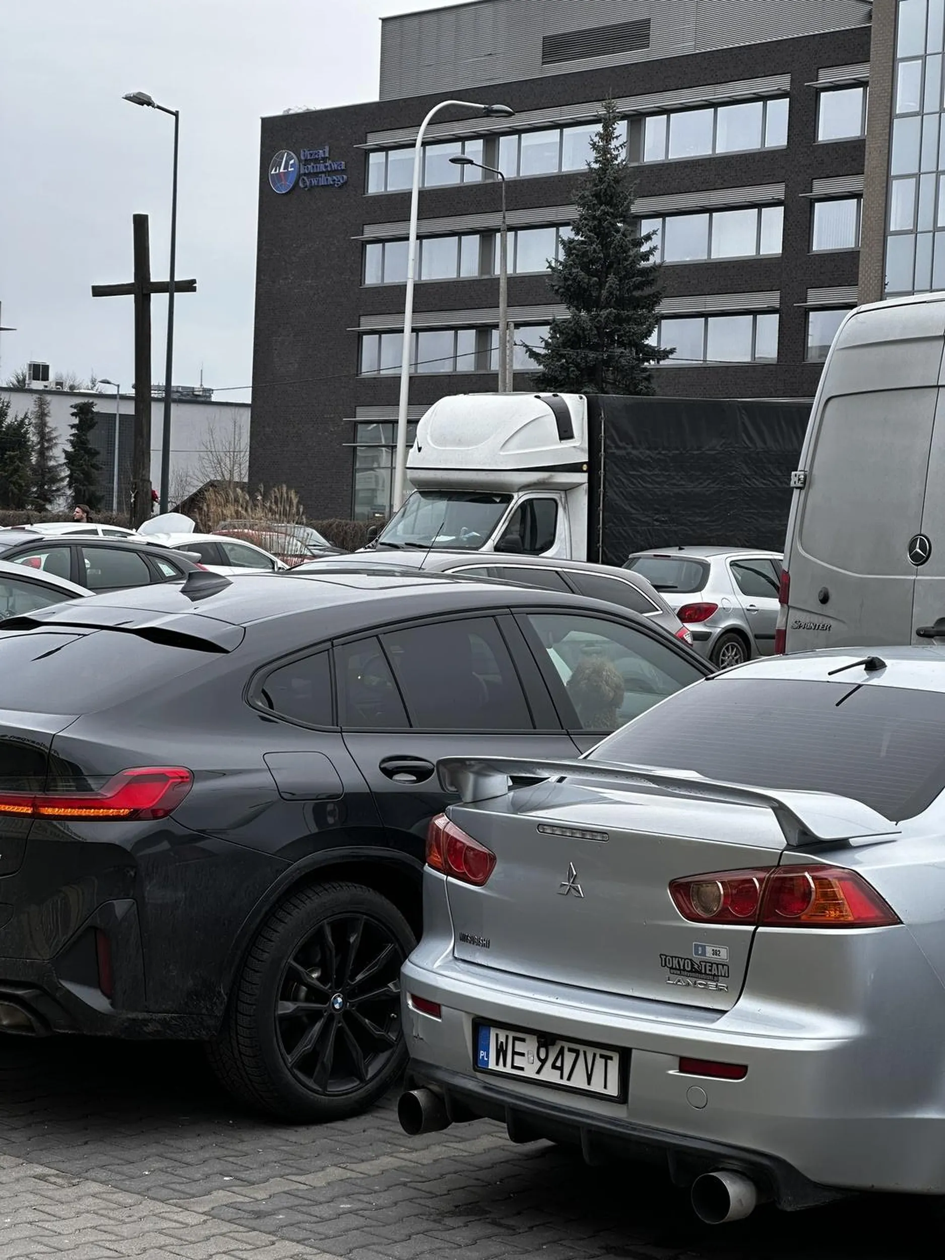 Proponuję następnym razem zabrać pieska ze soba albo zostawić w domu jeżeli chce pani mieć całą szybę