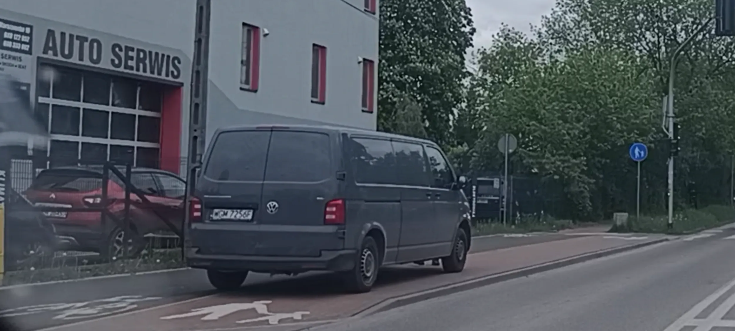 Menda zaparkowała wraka na chodniku i ścieżce rowerowej