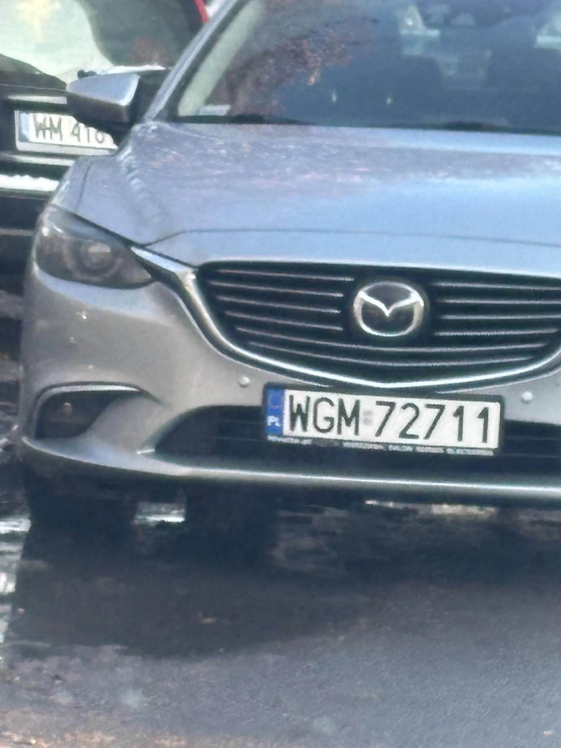 Pan po wjechaniu na drogę jednokierunkową (oczywiście w przeciwną stronę) kłócił się, że to my powinniśmy wycofać. Radzę patrzeć na znaki, a nie później się wykłócać:)