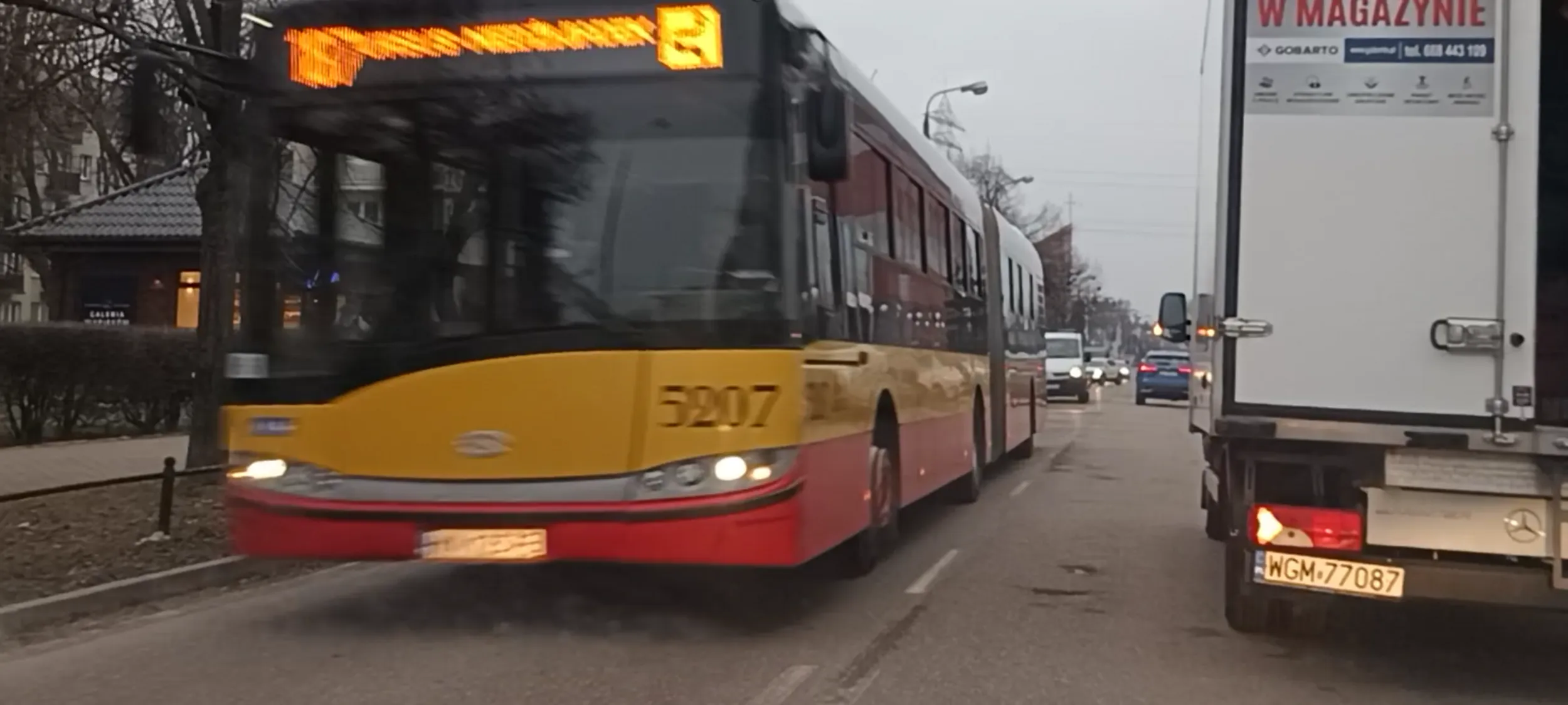 Cham parkuje przed przejściem dla pieszych i zasłania widoczność na przejście którym dzieci chodzą do szkoły.