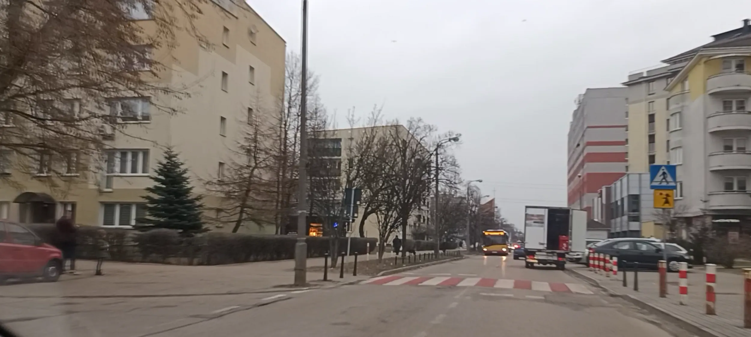 Cham parkuje przed przejściem dla pieszych i zasłania widoczność na przejście którym dzieci chodzą do szkoły.