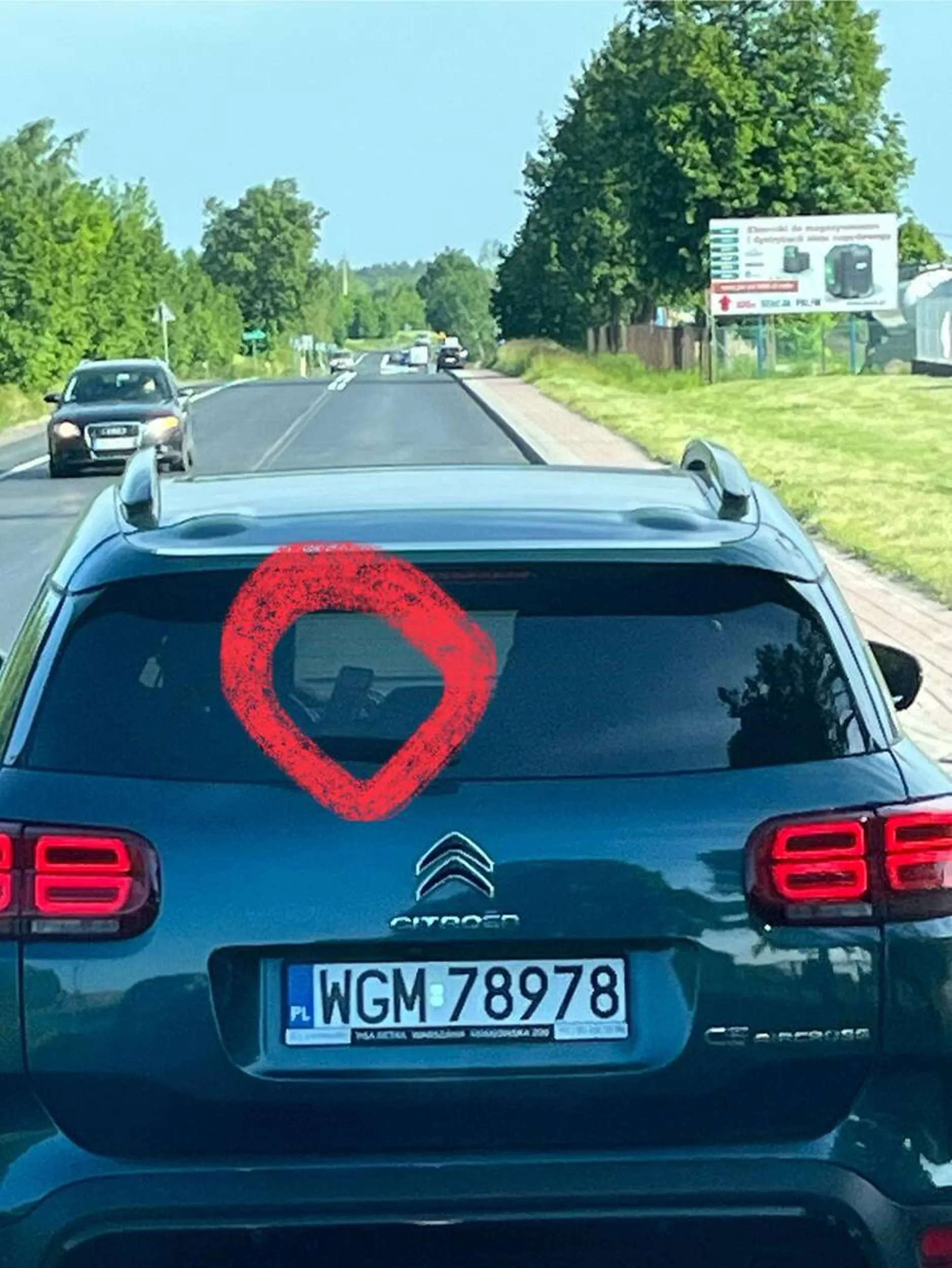 Wlecze się przed 5 km podczas użytkowania telefonu zamiast jechać jak normalny człowiek