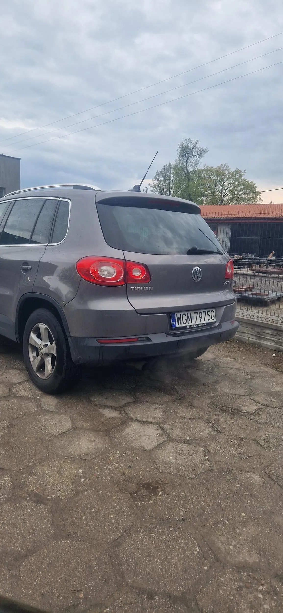 Ta pani powinna przejść kurs parkowania i dobrych manier . Nazywanie ludzi cebulakami a sama mieszka na wsi i widocznie zadrości innym lepszego auta cofnięcie jest dla niej problemem proponuje leczenie.