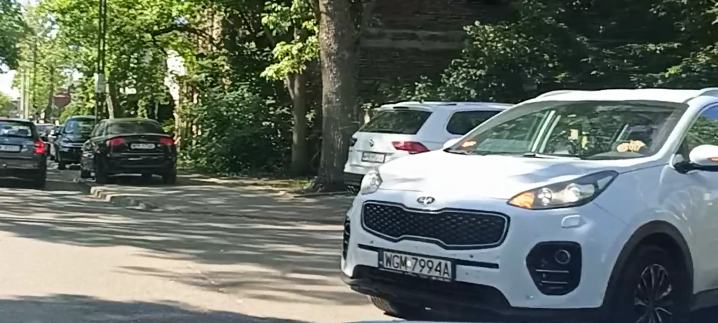 Człowiek chce skręcić na skrzyżowaniu w prawo, ale nie może bo baba stoi centralnie na środku ulicy zamiast na swoim prawym pasie