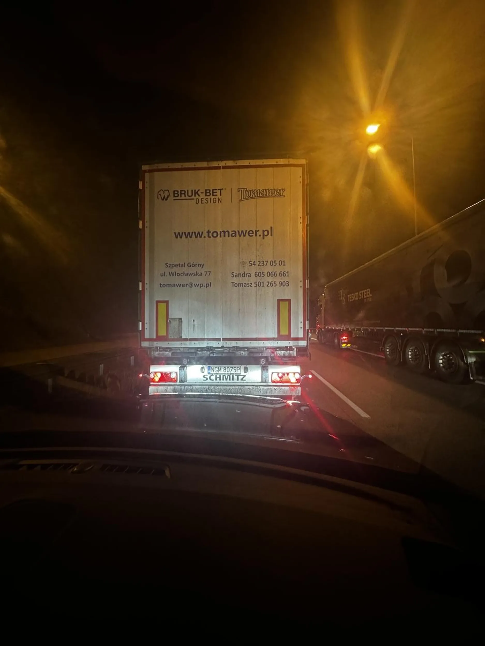 Pan i władca dróg, strażnik pasa od siedmiu boleści. Stanął sobie na lewym i powoduje korek. Człowieku zastanów się nad życiem