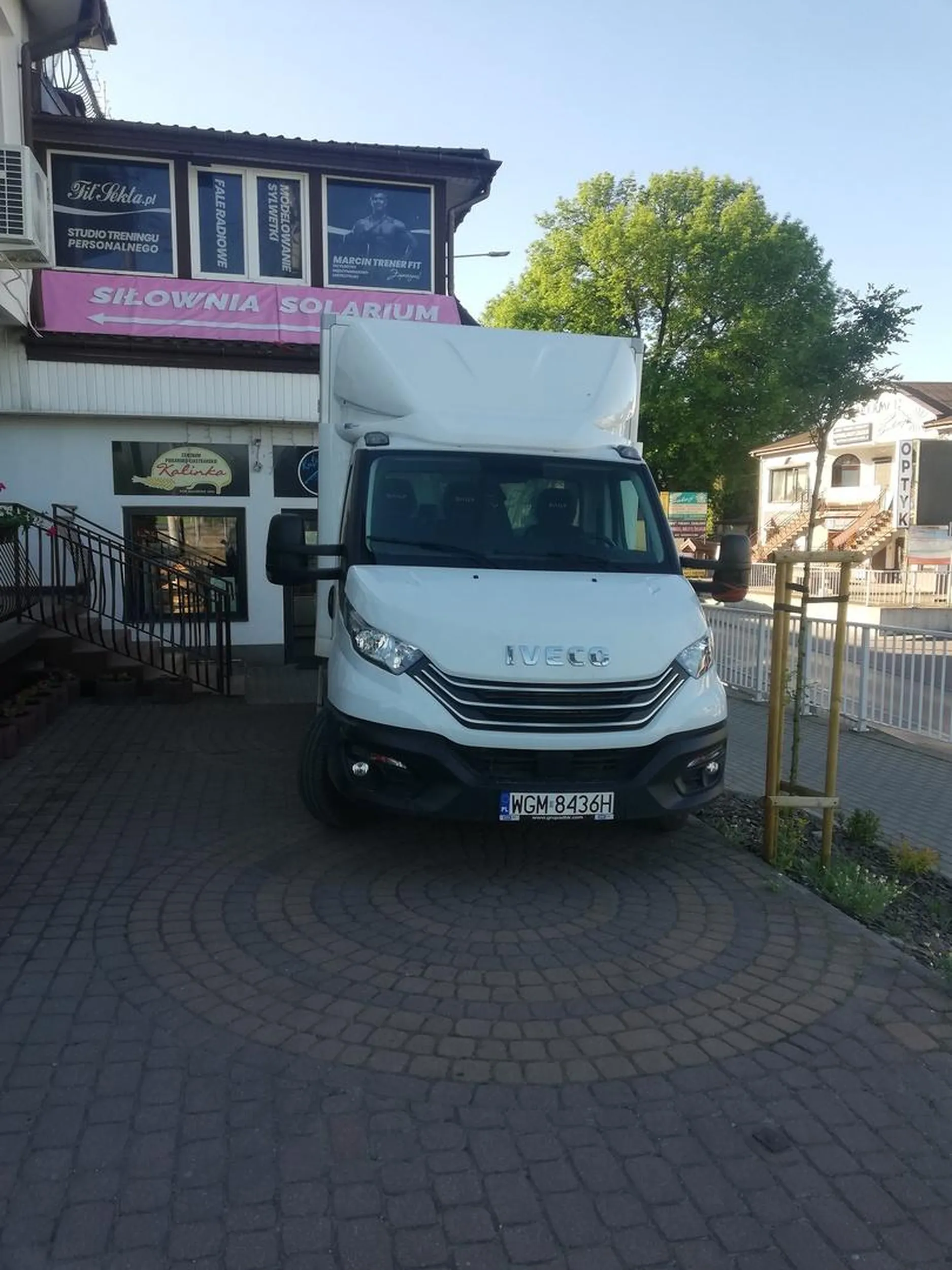 Wjazd pojazdem powyżej 2,5 tony masy całkowitej na chodnik, motoryczny rozładunek do sklepu i blokowanie chodnika dla pieszych