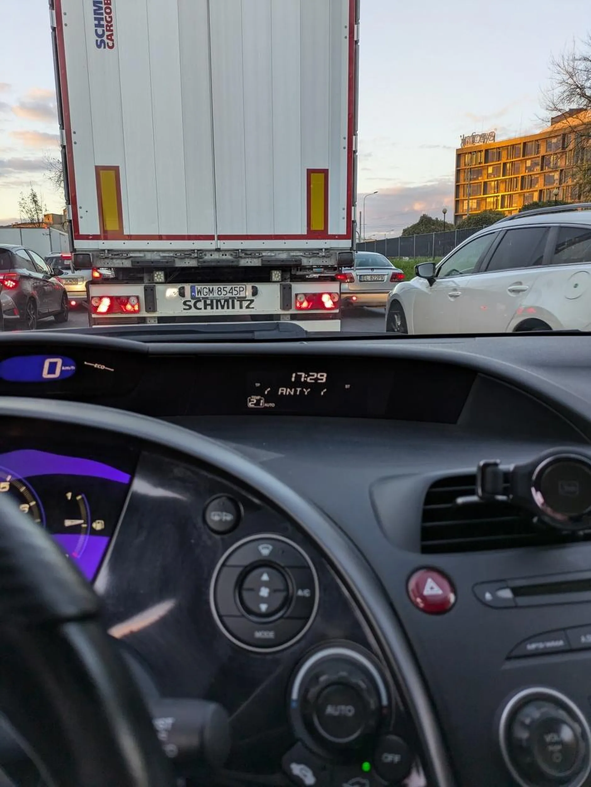 Wariat jadąc przez centrum Łodzi, chyba zapomniał że jedzie tirem a nie osobówką. Wszystkich wyprzedzał nie patrząc na ograniczenia prędkości. Wciskał się między samochody stwarzając zagrożenie.