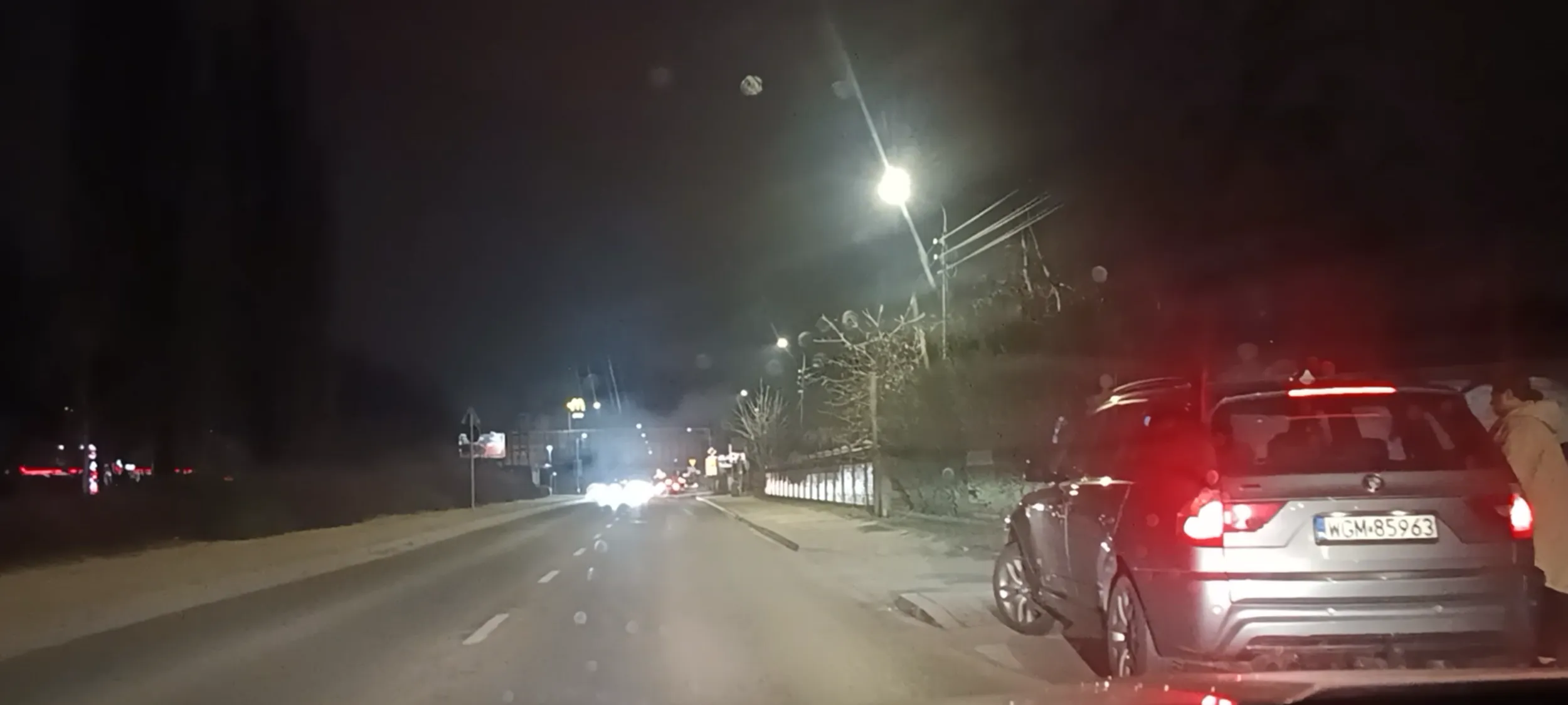 Ten kierowca nie potrafi jeździć, w 1 minutę  zrobił 3 wykroczenia: 1. Nie ustąpił pierwszeństwa pieszemu na pasach, 2 gwałtownie zahamował prawie doprowadzając do wypadku, 3. Stanął sobie na chodniku nie zostawiając miejsca na przejście dla pieszych