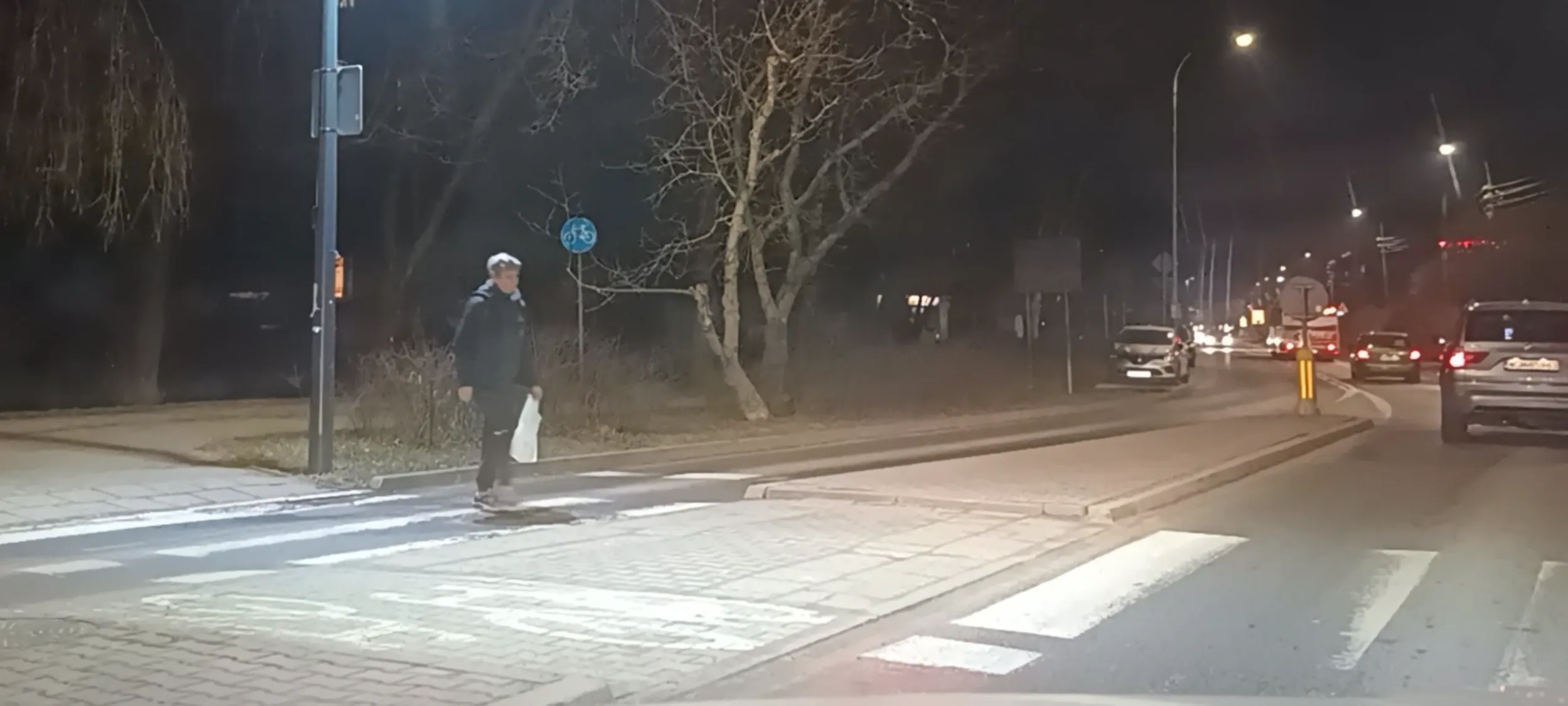 Ten kierowca nie potrafi jeździć, w 1 minutę  zrobił 3 wykroczenia: 1. Nie ustąpił pierwszeństwa pieszemu na pasach, 2 gwałtownie zahamował prawie doprowadzając do wypadku, 3. Stanął sobie na chodniku nie zostawiając miejsca na przejście dla pieszych